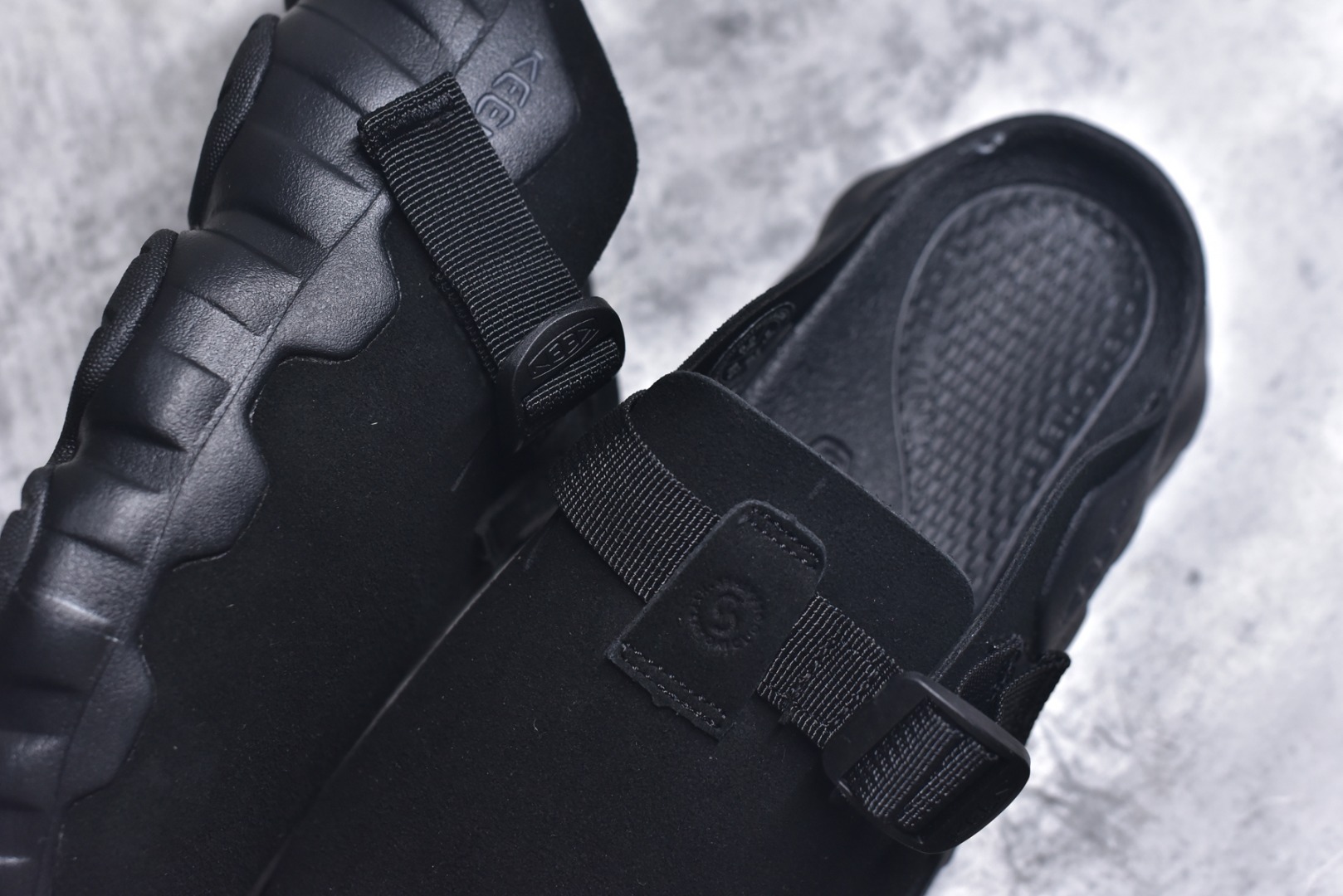 图片[9]-#Keen Hyperport Clog Leather 科恩夏季穆勒休闲半拖 采用了皮革鞋面 搭配可调节的系带系统 方便调节更加稳固 具有足弓支撑的吸震鞋垫 提供全天候的舒适 注塑泡沫中底 提供轻盈的穿着感 无痕AQUAGRIP橡胶外底与多向凸起纹路 增加防滑与耐磨性 为不同环境的穿着保驾护航 货号： 1030766 尺码：36 37 37.5 38 38.5 39 39.5 40 40.5 41 42 42.5 43 44 44.5 45-选品中心