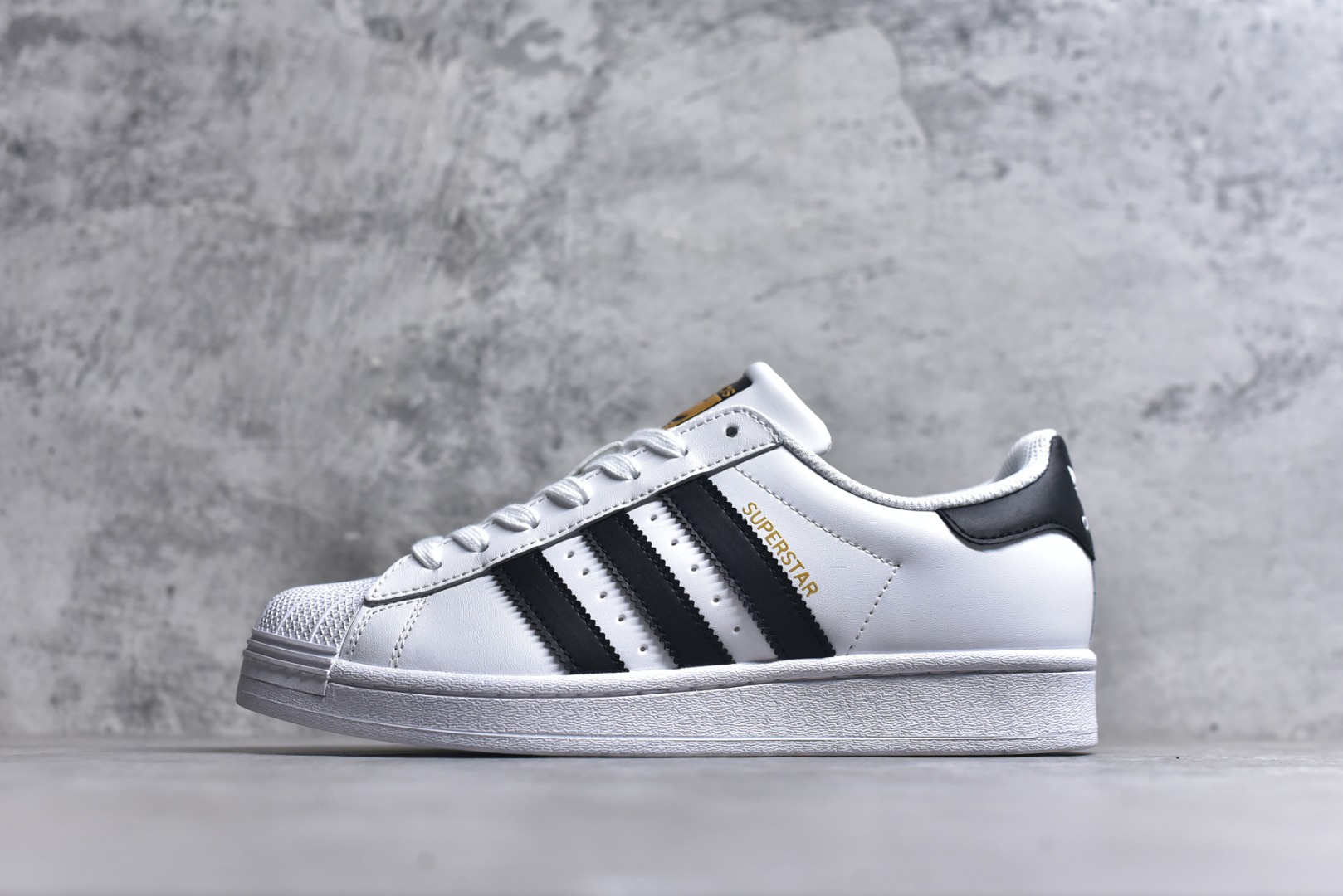 #阿迪达斯 ADIDAS SUPERSTAR 2025年新款鞋子 经典贝壳头系列 新款休闲板鞋潮流男女士运动鞋 。鞋面皮革拼接材质 标志性的贝壳鞋头，简约的线条。就连版型和比例，都在向1982年的鞋款致敬。可谓“形神兼备”的复刻。无论在哪，无论去哪，你或许都需要这样一双既舒适又时尚的鞋。1970年问世于篮球场的adidas Superstar，集舒适与时尚于一身。这款经典鞋，缀低调图案，灵感源自公共交通地图。设计简约，旨在伴你出行。心动不如行动，系好鞋带，出发吧。 货号：EG4958 尺码：35-45含半码-选品中心