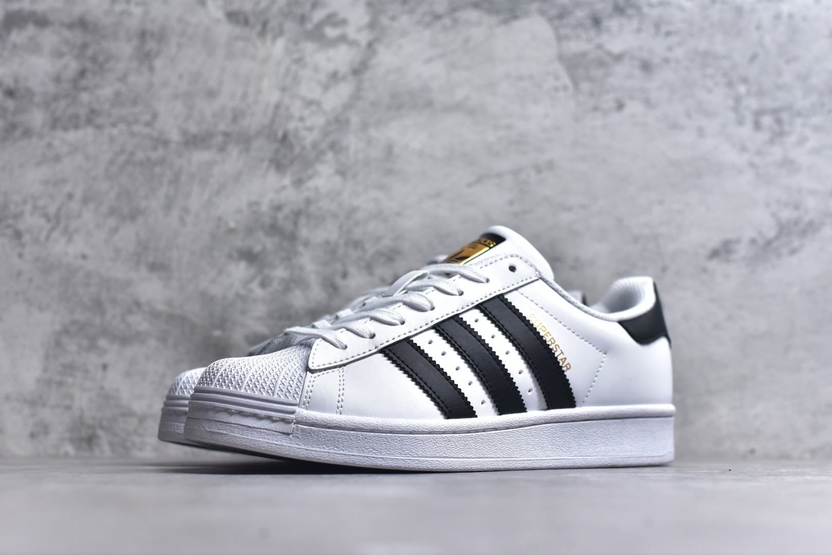 图片[2]-#阿迪达斯 ADIDAS SUPERSTAR 2025年新款鞋子 经典贝壳头系列 新款休闲板鞋潮流男女士运动鞋 。鞋面皮革拼接材质 标志性的贝壳鞋头，简约的线条。就连版型和比例，都在向1982年的鞋款致敬。可谓“形神兼备”的复刻。无论在哪，无论去哪，你或许都需要这样一双既舒适又时尚的鞋。1970年问世于篮球场的adidas Superstar，集舒适与时尚于一身。这款经典鞋，缀低调图案，灵感源自公共交通地图。设计简约，旨在伴你出行。心动不如行动，系好鞋带，出发吧。 货号：EG4958 尺码：35-45含半码-选品中心