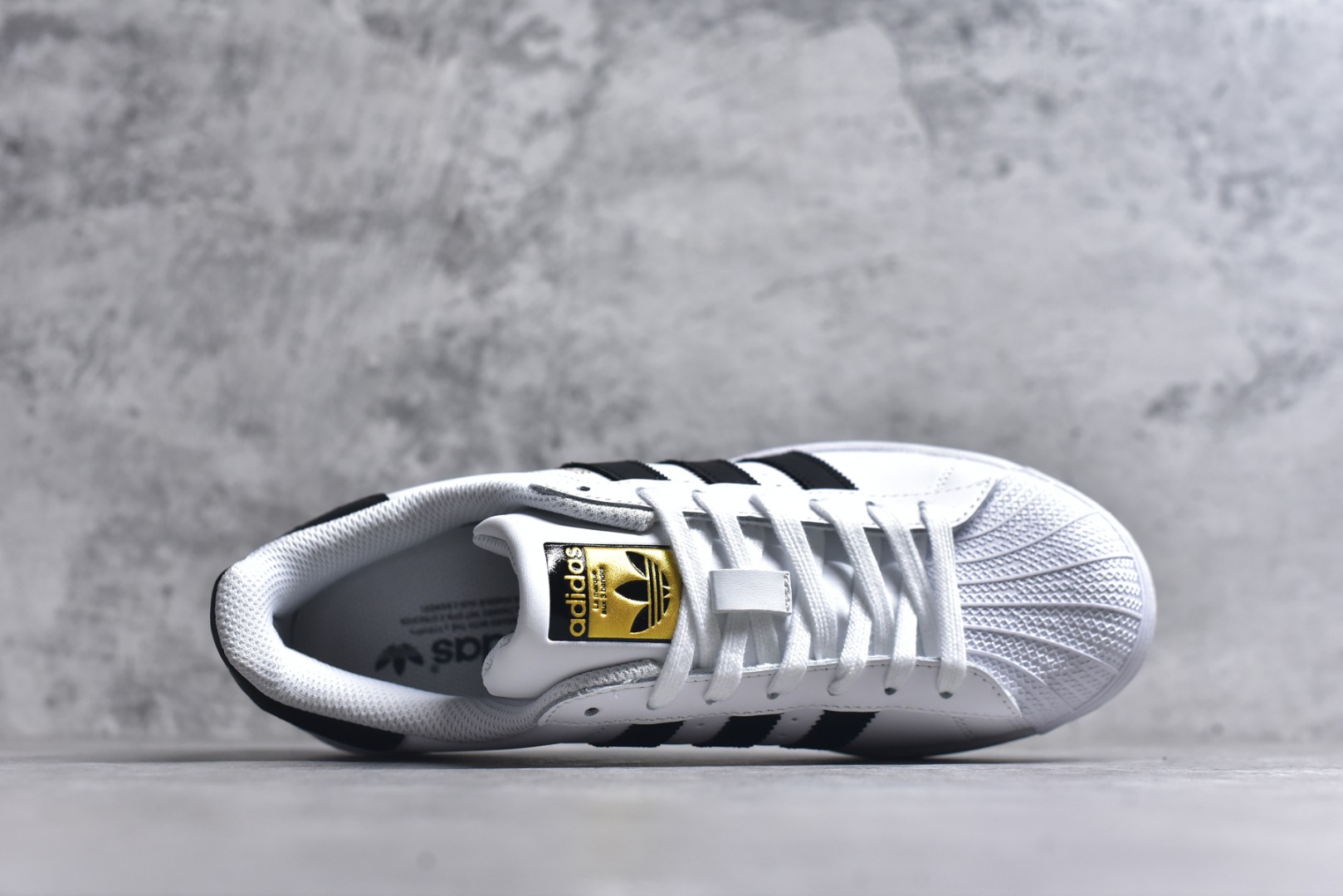 图片[4]-#阿迪达斯 ADIDAS SUPERSTAR 2025年新款鞋子 经典贝壳头系列 新款休闲板鞋潮流男女士运动鞋 。鞋面皮革拼接材质 标志性的贝壳鞋头，简约的线条。就连版型和比例，都在向1982年的鞋款致敬。可谓“形神兼备”的复刻。无论在哪，无论去哪，你或许都需要这样一双既舒适又时尚的鞋。1970年问世于篮球场的adidas Superstar，集舒适与时尚于一身。这款经典鞋，缀低调图案，灵感源自公共交通地图。设计简约，旨在伴你出行。心动不如行动，系好鞋带，出发吧。 货号：EG4958 尺码：35-45含半码-选品中心