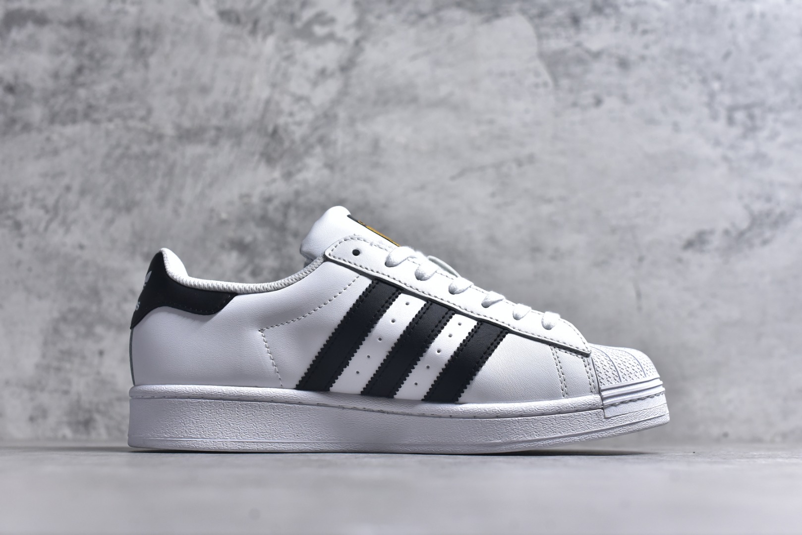 图片[3]-#阿迪达斯 ADIDAS SUPERSTAR 2025年新款鞋子 经典贝壳头系列 新款休闲板鞋潮流男女士运动鞋 。鞋面皮革拼接材质 标志性的贝壳鞋头，简约的线条。就连版型和比例，都在向1982年的鞋款致敬。可谓“形神兼备”的复刻。无论在哪，无论去哪，你或许都需要这样一双既舒适又时尚的鞋。1970年问世于篮球场的adidas Superstar，集舒适与时尚于一身。这款经典鞋，缀低调图案，灵感源自公共交通地图。设计简约，旨在伴你出行。心动不如行动，系好鞋带，出发吧。 货号：EG4958 尺码：35-45含半码-选品中心