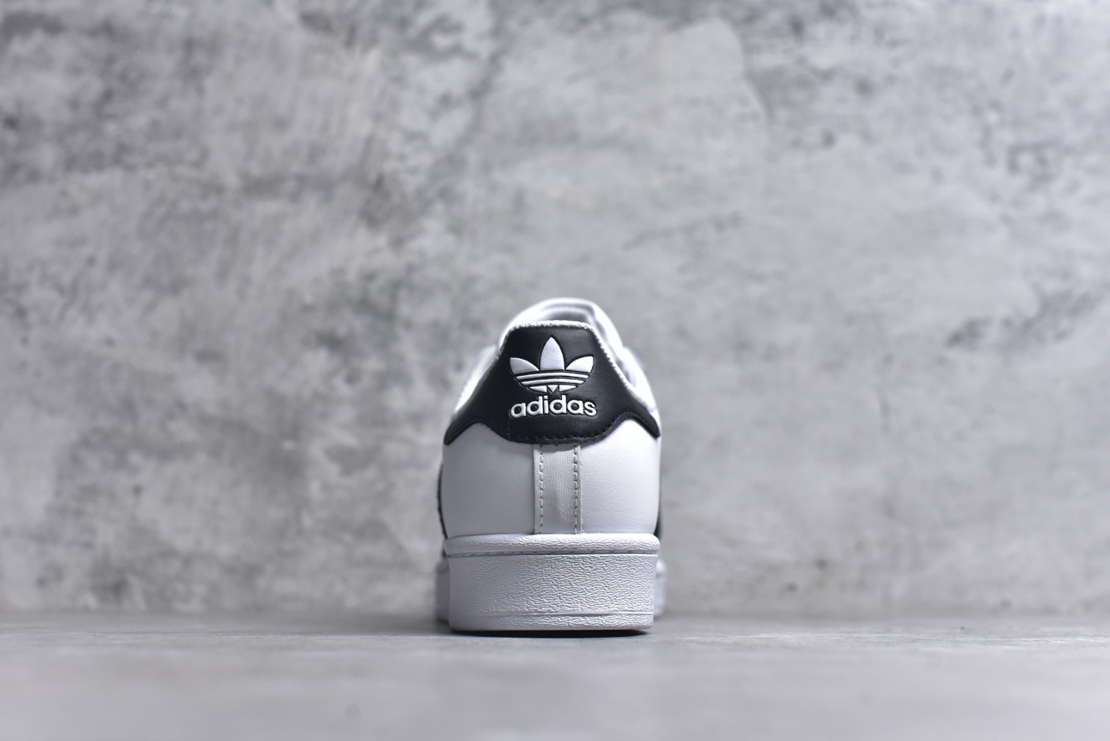 图片[5]-#阿迪达斯 ADIDAS SUPERSTAR 2025年新款鞋子 经典贝壳头系列 新款休闲板鞋潮流男女士运动鞋 。鞋面皮革拼接材质 标志性的贝壳鞋头，简约的线条。就连版型和比例，都在向1982年的鞋款致敬。可谓“形神兼备”的复刻。无论在哪，无论去哪，你或许都需要这样一双既舒适又时尚的鞋。1970年问世于篮球场的adidas Superstar，集舒适与时尚于一身。这款经典鞋，缀低调图案，灵感源自公共交通地图。设计简约，旨在伴你出行。心动不如行动，系好鞋带，出发吧。 货号：EG4958 尺码：35-45含半码-选品中心