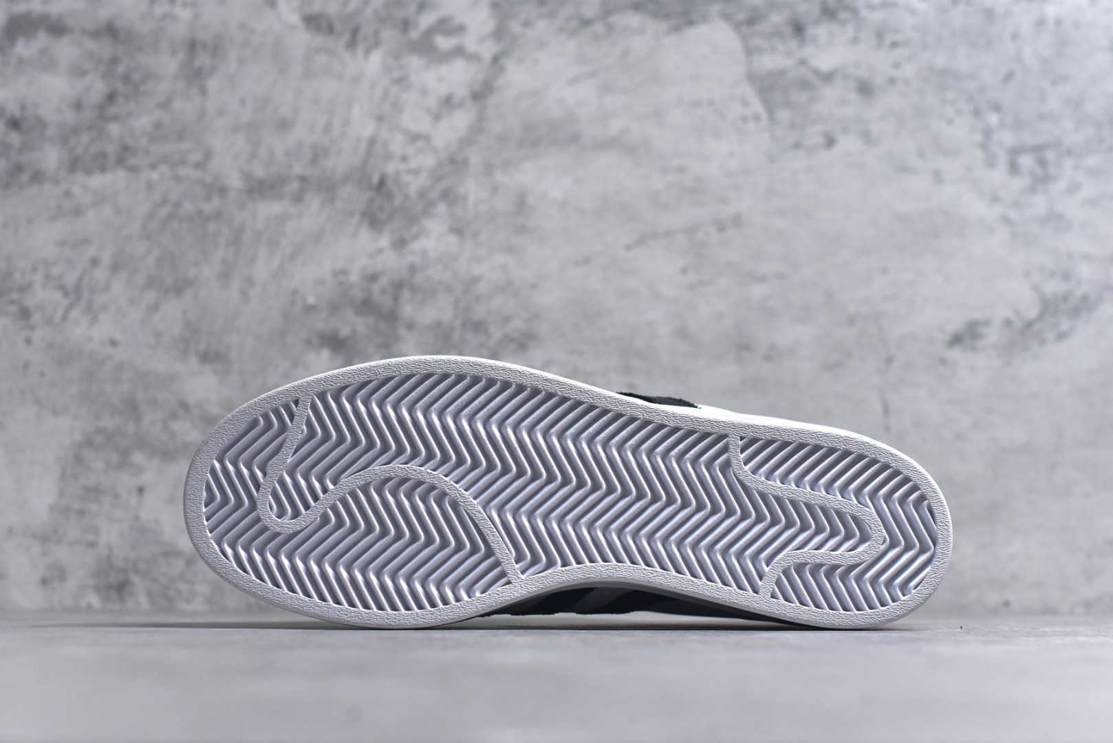 图片[6]-#阿迪达斯 ADIDAS SUPERSTAR 2025年新款鞋子 经典贝壳头系列 新款休闲板鞋潮流男女士运动鞋 。鞋面皮革拼接材质 标志性的贝壳鞋头，简约的线条。就连版型和比例，都在向1982年的鞋款致敬。可谓“形神兼备”的复刻。无论在哪，无论去哪，你或许都需要这样一双既舒适又时尚的鞋。1970年问世于篮球场的adidas Superstar，集舒适与时尚于一身。这款经典鞋，缀低调图案，灵感源自公共交通地图。设计简约，旨在伴你出行。心动不如行动，系好鞋带，出发吧。 货号：EG4958 尺码：35-45含半码-选品中心