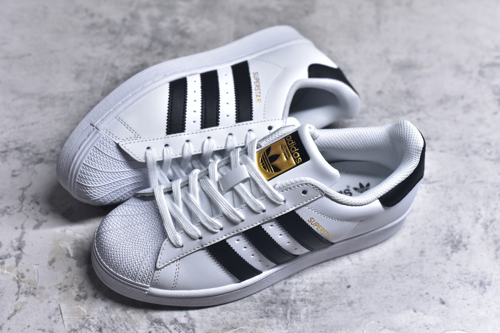 图片[7]-#阿迪达斯 ADIDAS SUPERSTAR 2025年新款鞋子 经典贝壳头系列 新款休闲板鞋潮流男女士运动鞋 。鞋面皮革拼接材质 标志性的贝壳鞋头，简约的线条。就连版型和比例，都在向1982年的鞋款致敬。可谓“形神兼备”的复刻。无论在哪，无论去哪，你或许都需要这样一双既舒适又时尚的鞋。1970年问世于篮球场的adidas Superstar，集舒适与时尚于一身。这款经典鞋，缀低调图案，灵感源自公共交通地图。设计简约，旨在伴你出行。心动不如行动，系好鞋带，出发吧。 货号：EG4958 尺码：35-45含半码-选品中心