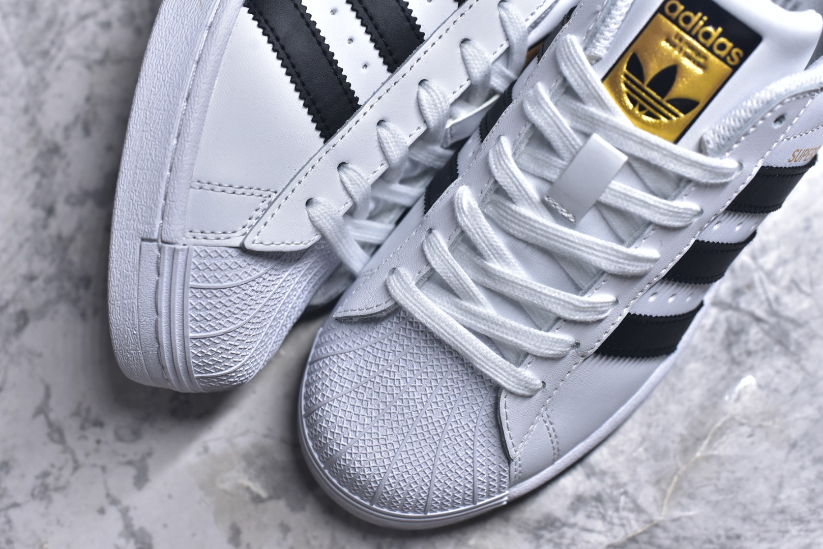 图片[8]-#阿迪达斯 ADIDAS SUPERSTAR 2025年新款鞋子 经典贝壳头系列 新款休闲板鞋潮流男女士运动鞋 。鞋面皮革拼接材质 标志性的贝壳鞋头，简约的线条。就连版型和比例，都在向1982年的鞋款致敬。可谓“形神兼备”的复刻。无论在哪，无论去哪，你或许都需要这样一双既舒适又时尚的鞋。1970年问世于篮球场的adidas Superstar，集舒适与时尚于一身。这款经典鞋，缀低调图案，灵感源自公共交通地图。设计简约，旨在伴你出行。心动不如行动，系好鞋带，出发吧。 货号：EG4958 尺码：35-45含半码-选品中心