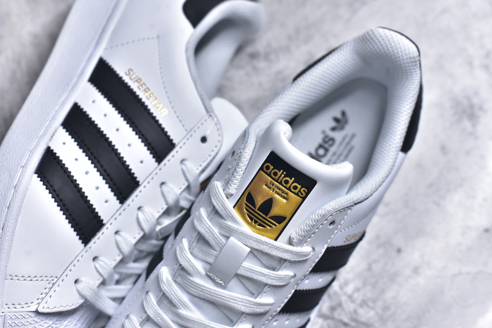 图片[9]-#阿迪达斯 ADIDAS SUPERSTAR 2025年新款鞋子 经典贝壳头系列 新款休闲板鞋潮流男女士运动鞋 。鞋面皮革拼接材质 标志性的贝壳鞋头，简约的线条。就连版型和比例，都在向1982年的鞋款致敬。可谓“形神兼备”的复刻。无论在哪，无论去哪，你或许都需要这样一双既舒适又时尚的鞋。1970年问世于篮球场的adidas Superstar，集舒适与时尚于一身。这款经典鞋，缀低调图案，灵感源自公共交通地图。设计简约，旨在伴你出行。心动不如行动，系好鞋带，出发吧。 货号：EG4958 尺码：35-45含半码-选品中心