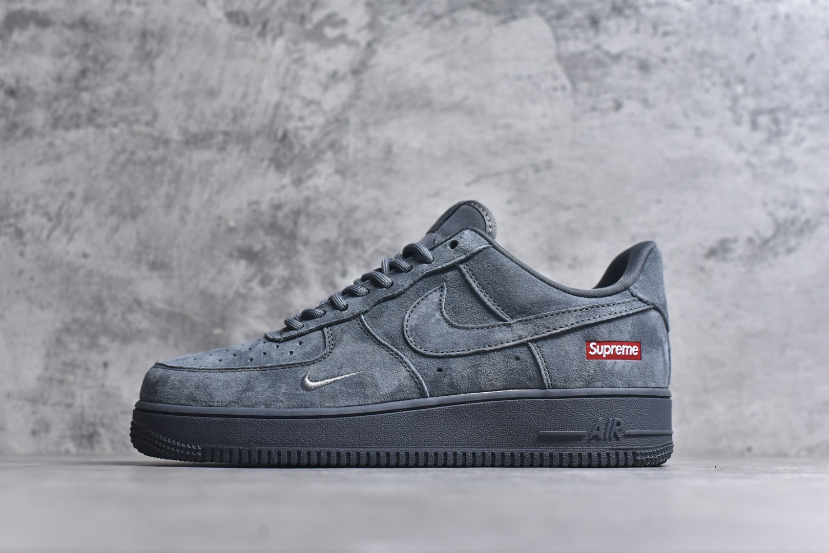 #海外爆款限量发售！公司级Nike Air Force 1 \'07 Low “Supreme联名——全猪八”空军一号 高端定制 低帮 运动鞋 休闲鞋 折边针车 工艺难度大 原楦头原纸板 原装鞋盒 定制五金配件 内置全掌气垫 原厂鞋底 货号：DF0188-115 尺码：36 36.5 37.5 38 38.5 39 40 40.5 41 42 42.5 43 44 44.5 45-选品中心
