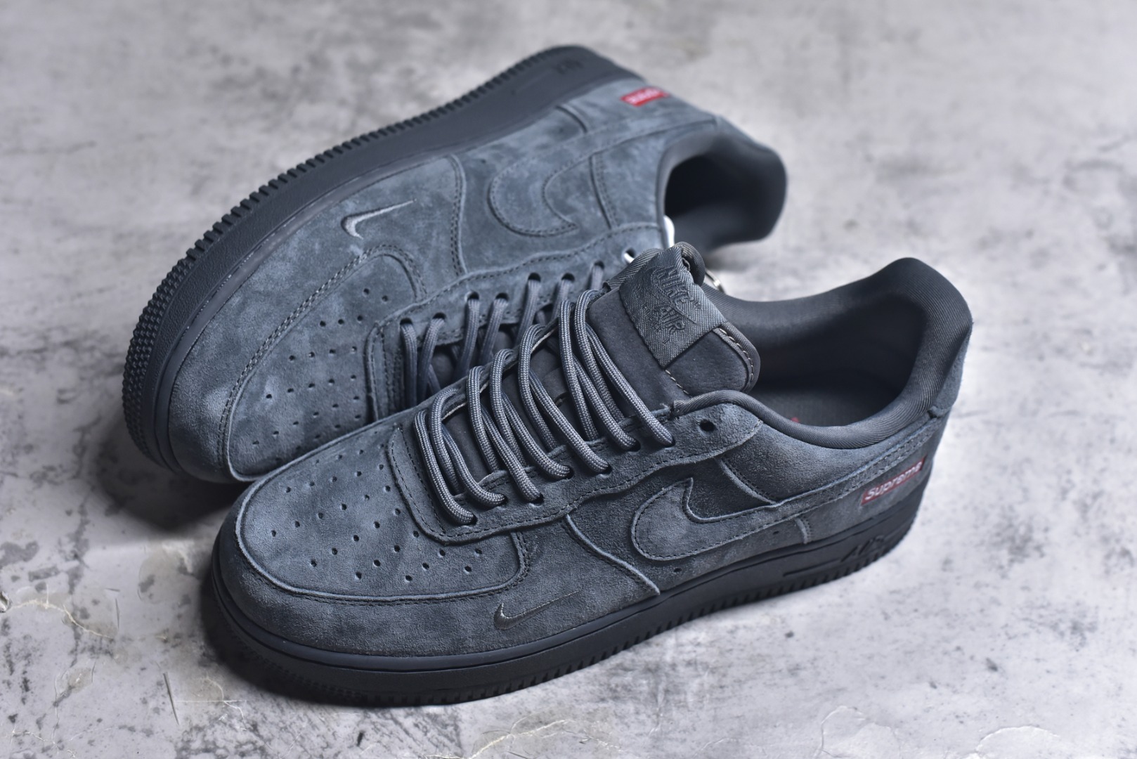 图片[7]-#海外爆款限量发售！公司级Nike Air Force 1 \’07 Low “Supreme联名——全猪八”空军一号 高端定制 低帮 运动鞋 休闲鞋 折边针车 工艺难度大 原楦头原纸板 原装鞋盒 定制五金配件 内置全掌气垫 原厂鞋底 货号：DF0188-115 尺码：36 36.5 37.5 38 38.5 39 40 40.5 41 42 42.5 43 44 44.5 45-选品中心