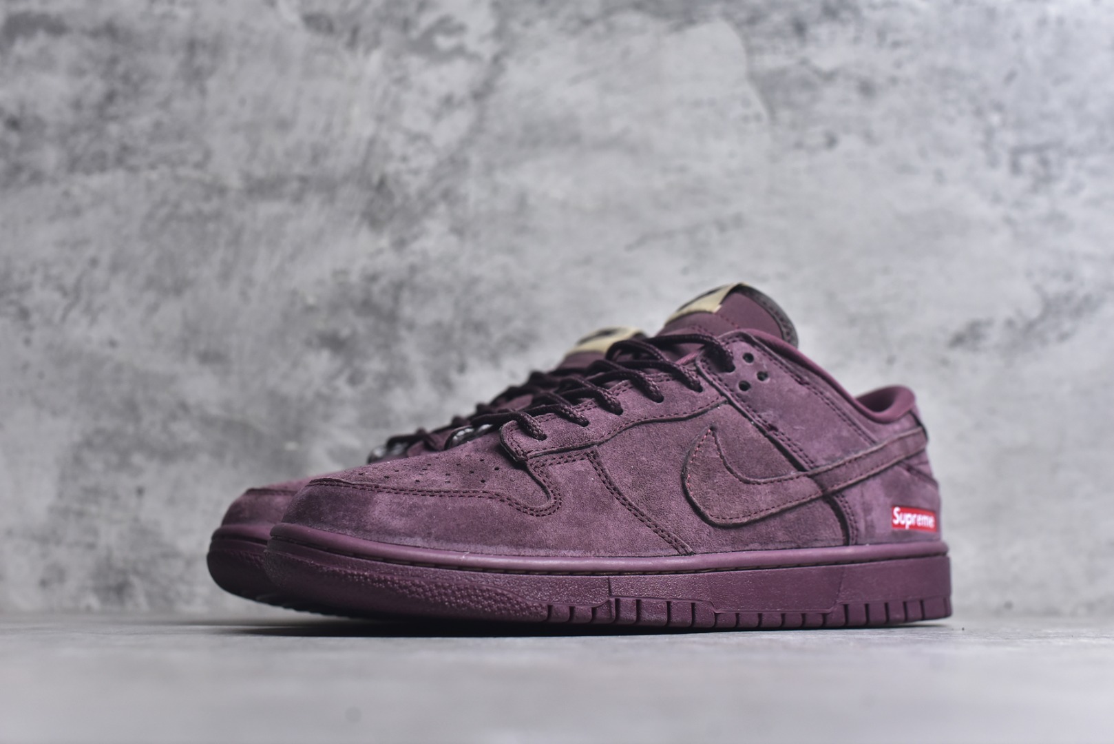 图片[2]-#海外爆款限量发售！高端定制Nike SB Dunk Low “Superme联名——酒红麂皮” 高端定制 低帮休闲板鞋 定制鞋盒 大厂纯原品质出货 超高清洁度 皮料切割干净无任何毛边 细节完美 货号：DD1988-004 尺码：36 36.5 37.5 38 38.5 39 40 40.5 41 42 42.5 43 44 44.5 45-选品中心