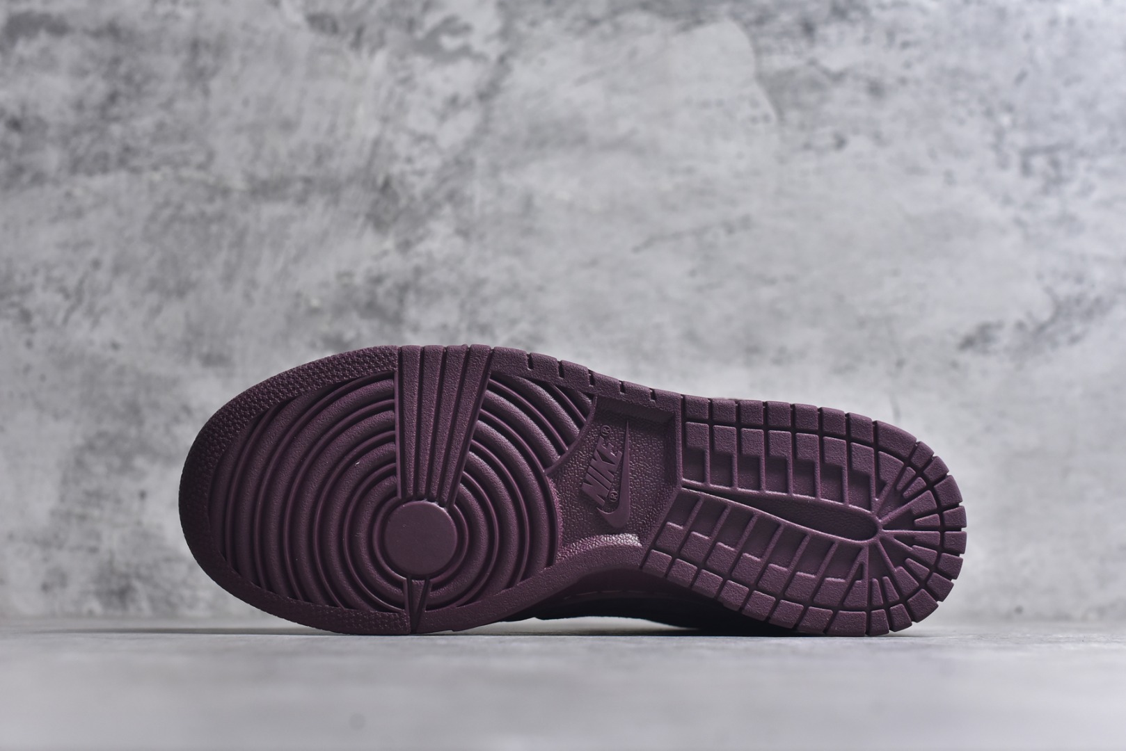 图片[6]-#海外爆款限量发售！高端定制Nike SB Dunk Low “Superme联名——酒红麂皮” 高端定制 低帮休闲板鞋 定制鞋盒 大厂纯原品质出货 超高清洁度 皮料切割干净无任何毛边 细节完美 货号：DD1988-004 尺码：36 36.5 37.5 38 38.5 39 40 40.5 41 42 42.5 43 44 44.5 45-选品中心