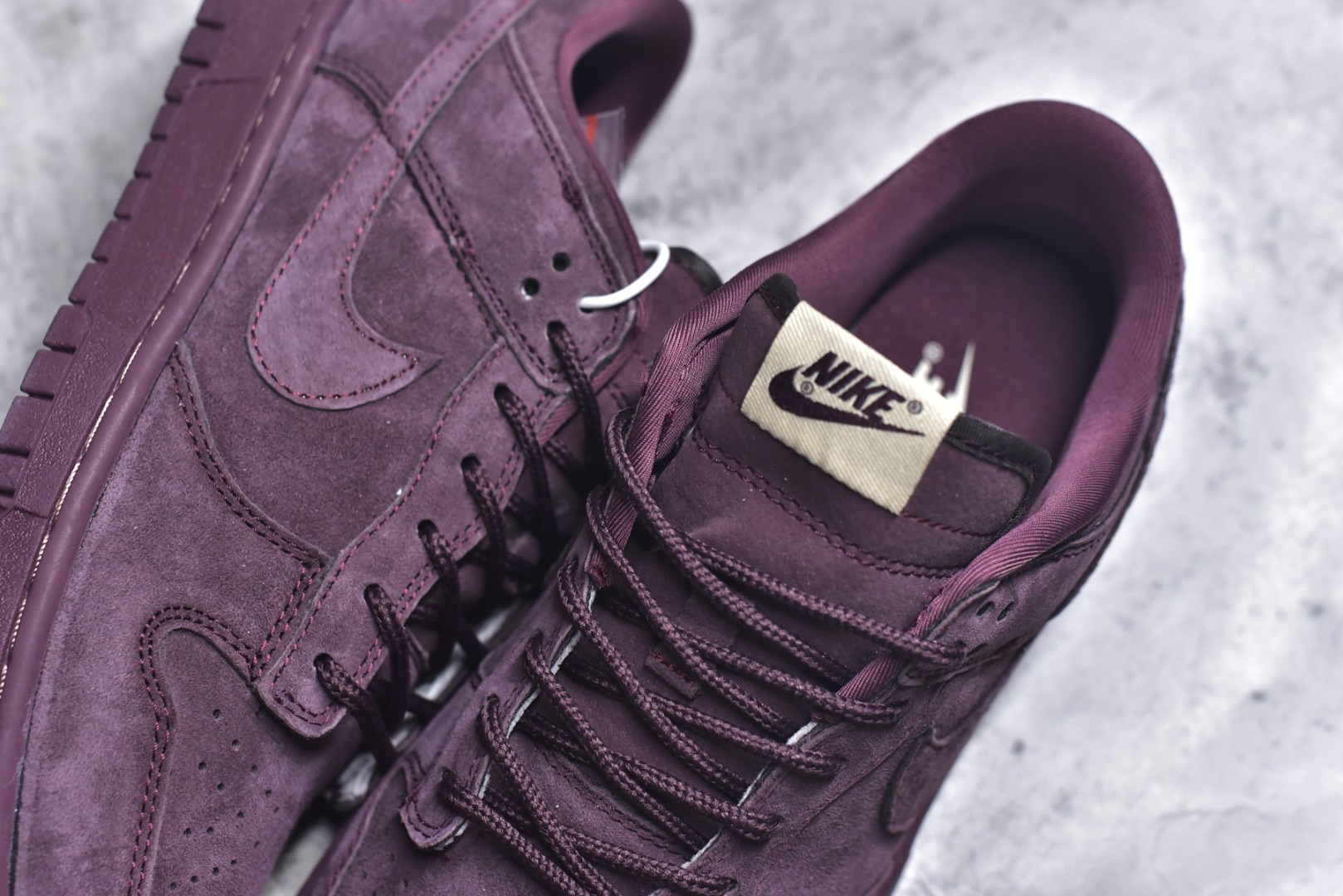 图片[9]-#海外爆款限量发售！高端定制Nike SB Dunk Low “Superme联名——酒红麂皮” 高端定制 低帮休闲板鞋 定制鞋盒 大厂纯原品质出货 超高清洁度 皮料切割干净无任何毛边 细节完美 货号：DD1988-004 尺码：36 36.5 37.5 38 38.5 39 40 40.5 41 42 42.5 43 44 44.5 45-选品中心