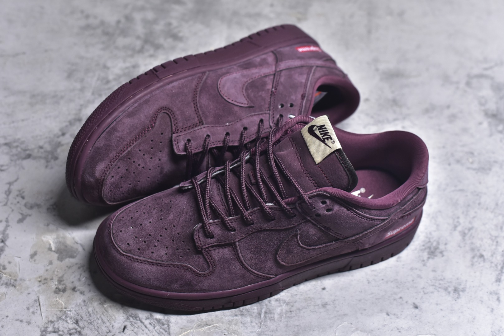 图片[7]-#海外爆款限量发售！高端定制Nike SB Dunk Low “Superme联名——酒红麂皮” 高端定制 低帮休闲板鞋 定制鞋盒 大厂纯原品质出货 超高清洁度 皮料切割干净无任何毛边 细节完美 货号：DD1988-004 尺码：36 36.5 37.5 38 38.5 39 40 40.5 41 42 42.5 43 44 44.5 45-选品中心