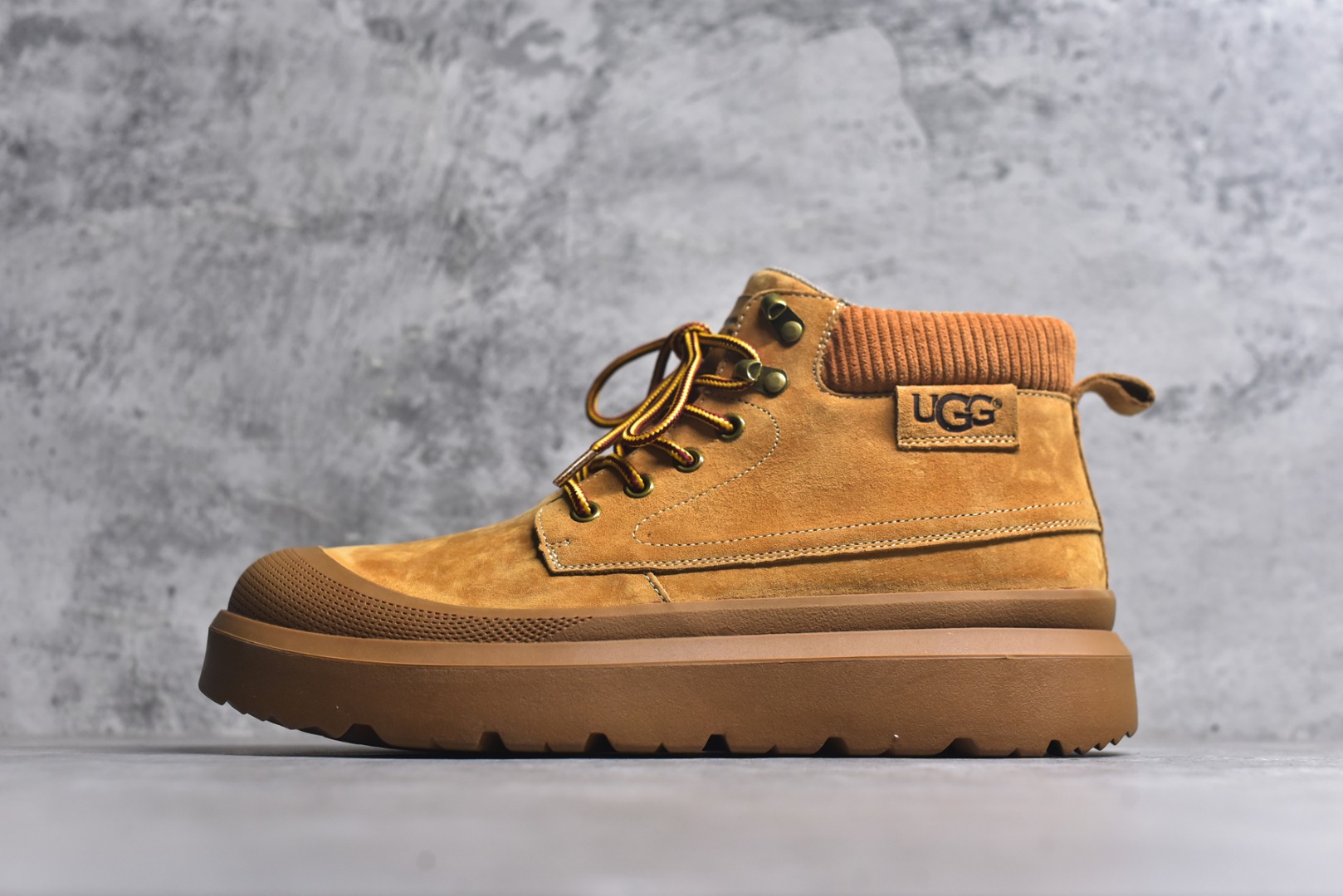 #美国轻奢品牌【UGG】 M Tasman Weather Hybrid 塔斯曼混合系列中帮厚底轻量休闲马丁靴 男士高帮休闲马丁靴系列代购专供品质 高弹Modern 外置防滑橡塑发泡超轻大底 系带设计 穿脱十分方便 采用TPU模压定型头层牛皮真皮鞋面材质 EVA轻翼科技外底防滑,耐磨性和良好的弹性 货号: U98081216 尺码:39 40 41 42 43 44-选品中心
