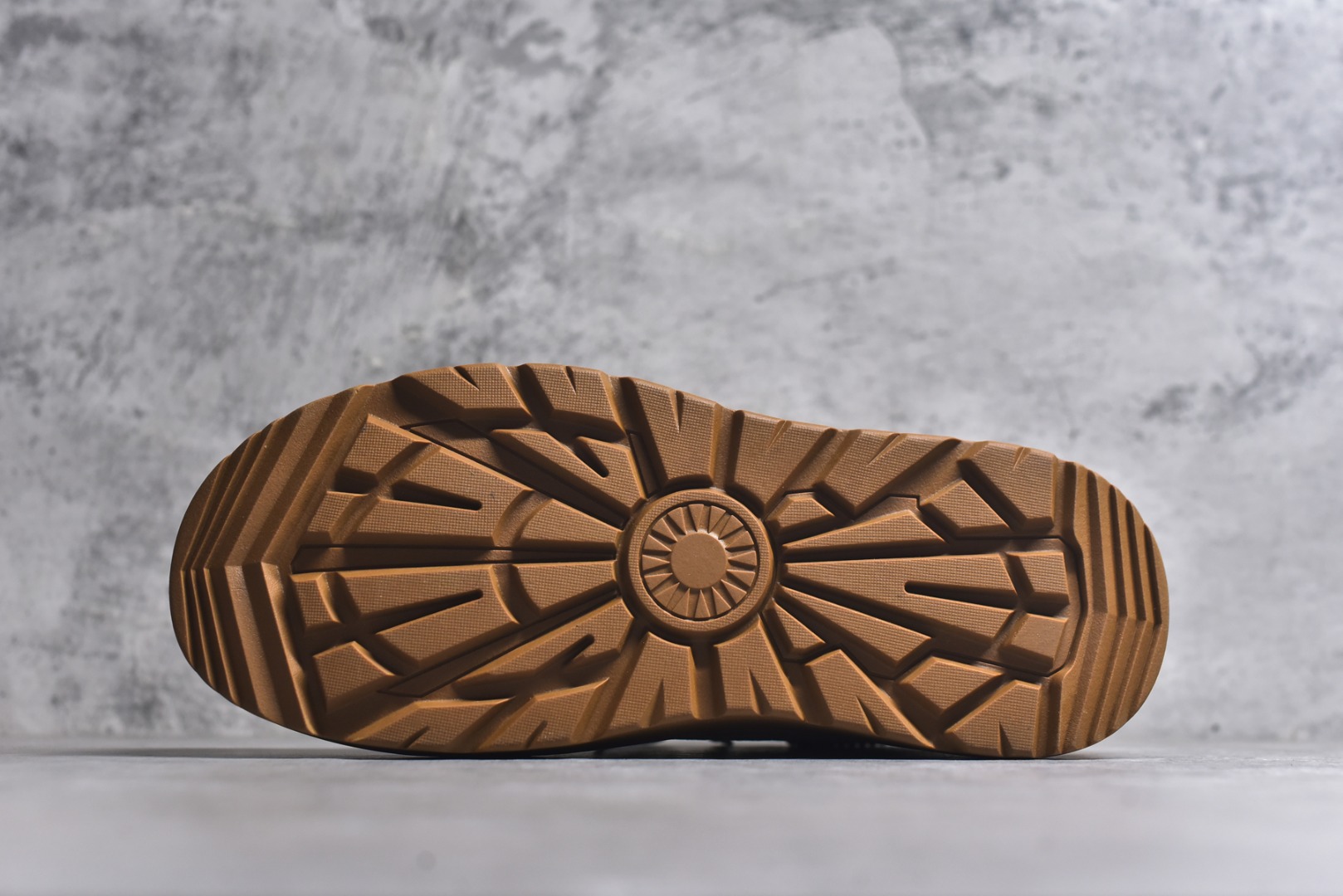 图片[6]-#美国轻奢品牌【UGG】 M Tasman Weather Hybrid 塔斯曼混合系列中帮厚底轻量休闲马丁靴 男士高帮休闲马丁靴系列代购专供品质 高弹Modern 外置防滑橡塑发泡超轻大底 系带设计 穿脱十分方便 采用TPU模压定型头层牛皮真皮鞋面材质 EVA轻翼科技外底防滑,耐磨性和良好的弹性 货号： U98081216 尺码：39 40 41 42 43 44-选品中心