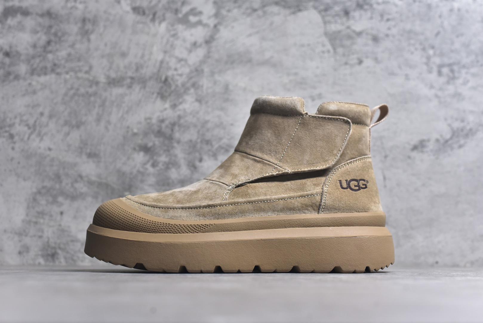 #UGG Tasman Weather Hybrid 塔斯曼混合系列 2025ss秋冬新品 男士高帮厚底轻量休闲马丁靴 #代购专供品质 面料采用进口头层牛皮材质 外置高弹Modern 外置防滑橡塑发泡超轻大底 侧边拉链+魔术贴设计 穿脱十分方便 采用TPU模压定型真皮鞋面材质#EVA轻翼外底防滑,耐磨性和良好的弹性 货号:U9807 尺码:39 40 41 42 43 44(皮鞋码)-选品中心