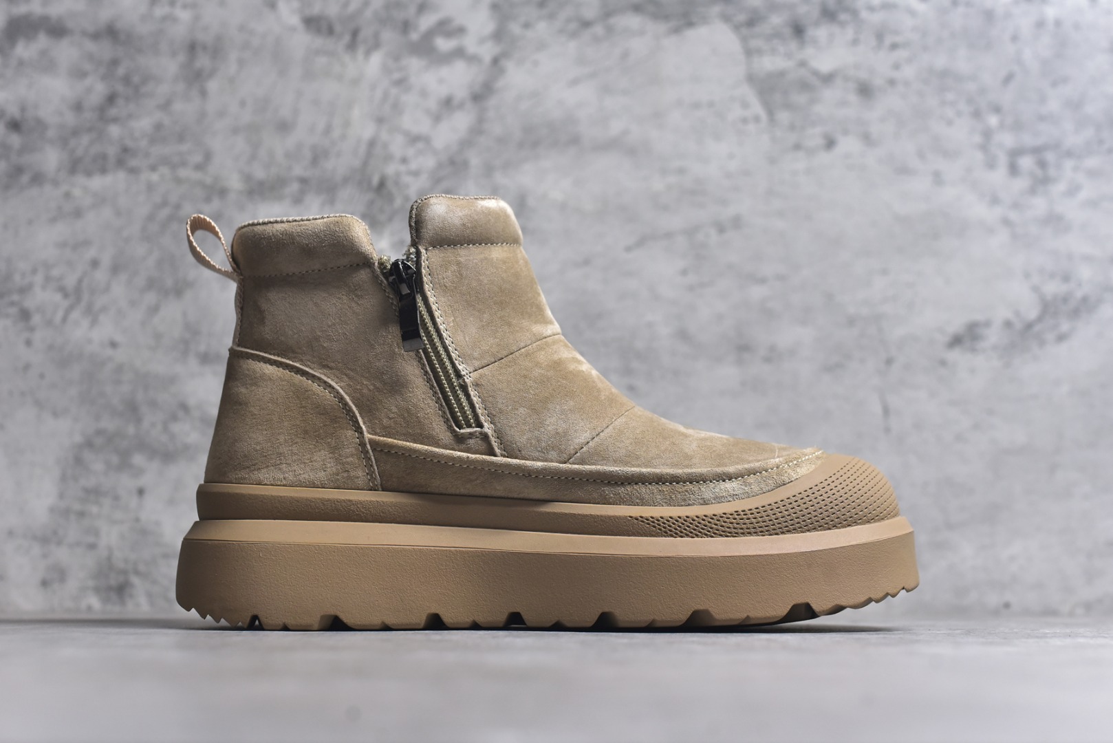 图片[3]-#UGG Tasman Weather Hybrid 塔斯曼混合系列 2025ss秋冬新品 男士高帮厚底轻量休闲马丁靴 #代购专供品质 面料采用进口头层牛皮材质 外置高弹Modern 外置防滑橡塑发泡超轻大底 侧边拉链+魔术贴设计 穿脱十分方便 采用TPU模压定型真皮鞋面材质#EVA轻翼外底防滑,耐磨性和良好的弹性 货号：U9807 尺码：39 40 41 42 43 44（皮鞋码）-选品中心