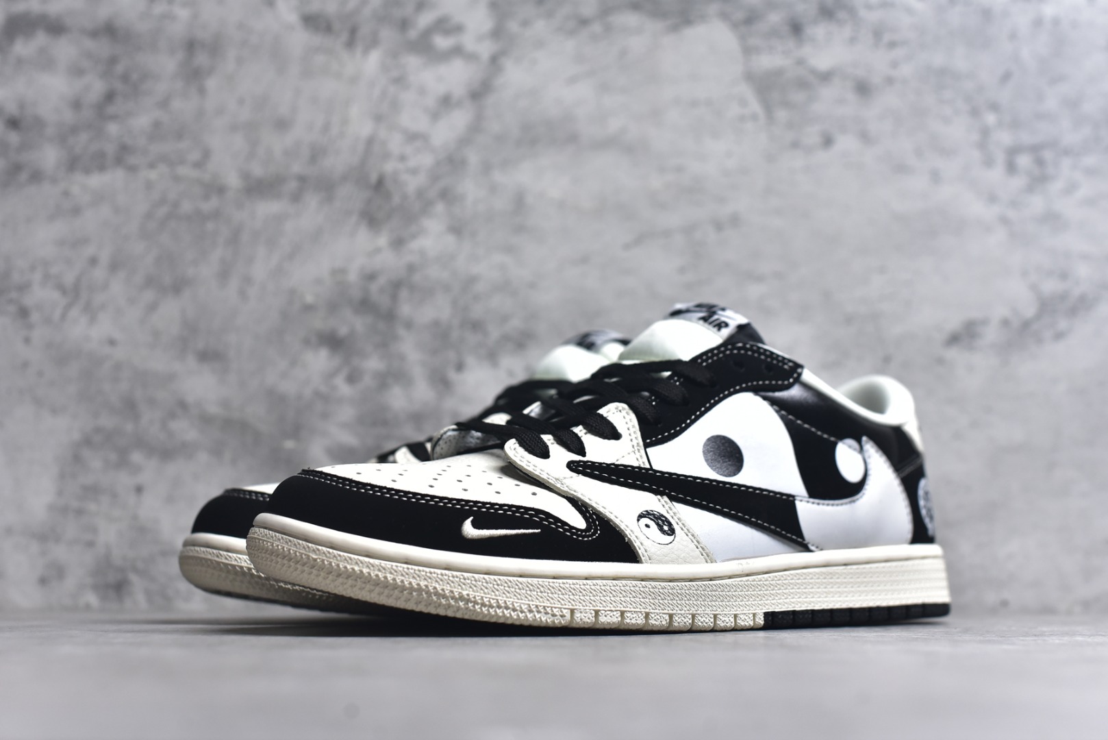 图片[2]-#海外爆款限量发售！ Travis Scott x Jordan 1 Low “克罗心联名——太极米白黑” 高端定制 乔丹倒勾低帮休闲板鞋 大厂纯原品质出货 纯正版型 定制鞋盒 皮料切割干净无任何毛边 细节完美 超高清洁度 货号：DD7866-104 尺码：36 36.5 37.5 38 38.5 39 40 40.5 41 42 42.5 43 44 44.5 45-选品中心