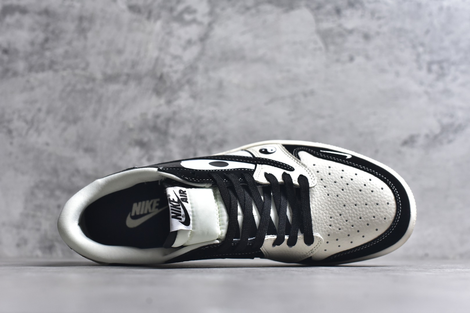 图片[4]-#海外爆款限量发售！ Travis Scott x Jordan 1 Low “克罗心联名——太极米白黑” 高端定制 乔丹倒勾低帮休闲板鞋 大厂纯原品质出货 纯正版型 定制鞋盒 皮料切割干净无任何毛边 细节完美 超高清洁度 货号：DD7866-104 尺码：36 36.5 37.5 38 38.5 39 40 40.5 41 42 42.5 43 44 44.5 45-选品中心