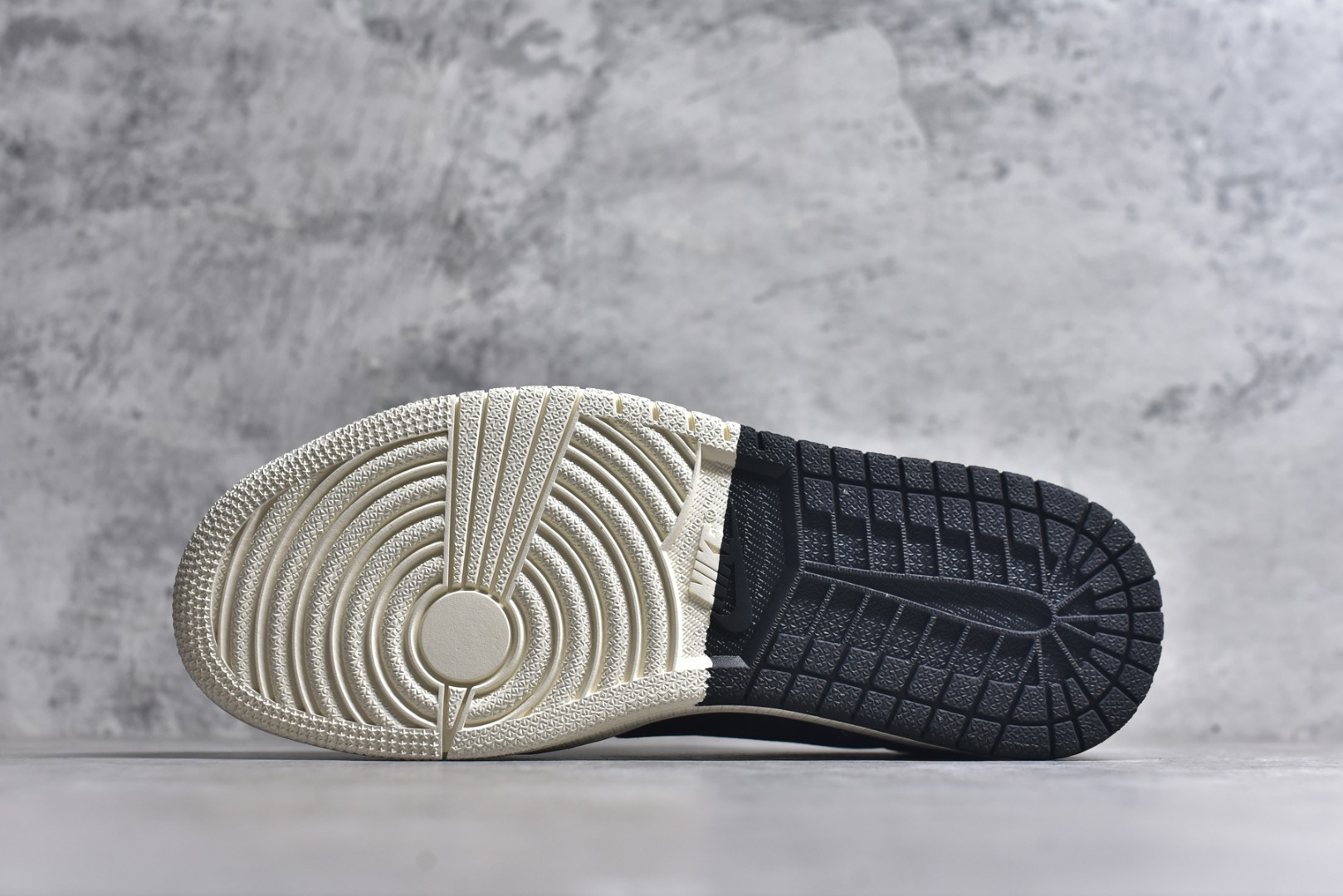 图片[6]-#海外爆款限量发售！ Travis Scott x Jordan 1 Low “克罗心联名——太极米白黑” 高端定制 乔丹倒勾低帮休闲板鞋 大厂纯原品质出货 纯正版型 定制鞋盒 皮料切割干净无任何毛边 细节完美 超高清洁度 货号：DD7866-104 尺码：36 36.5 37.5 38 38.5 39 40 40.5 41 42 42.5 43 44 44.5 45-选品中心