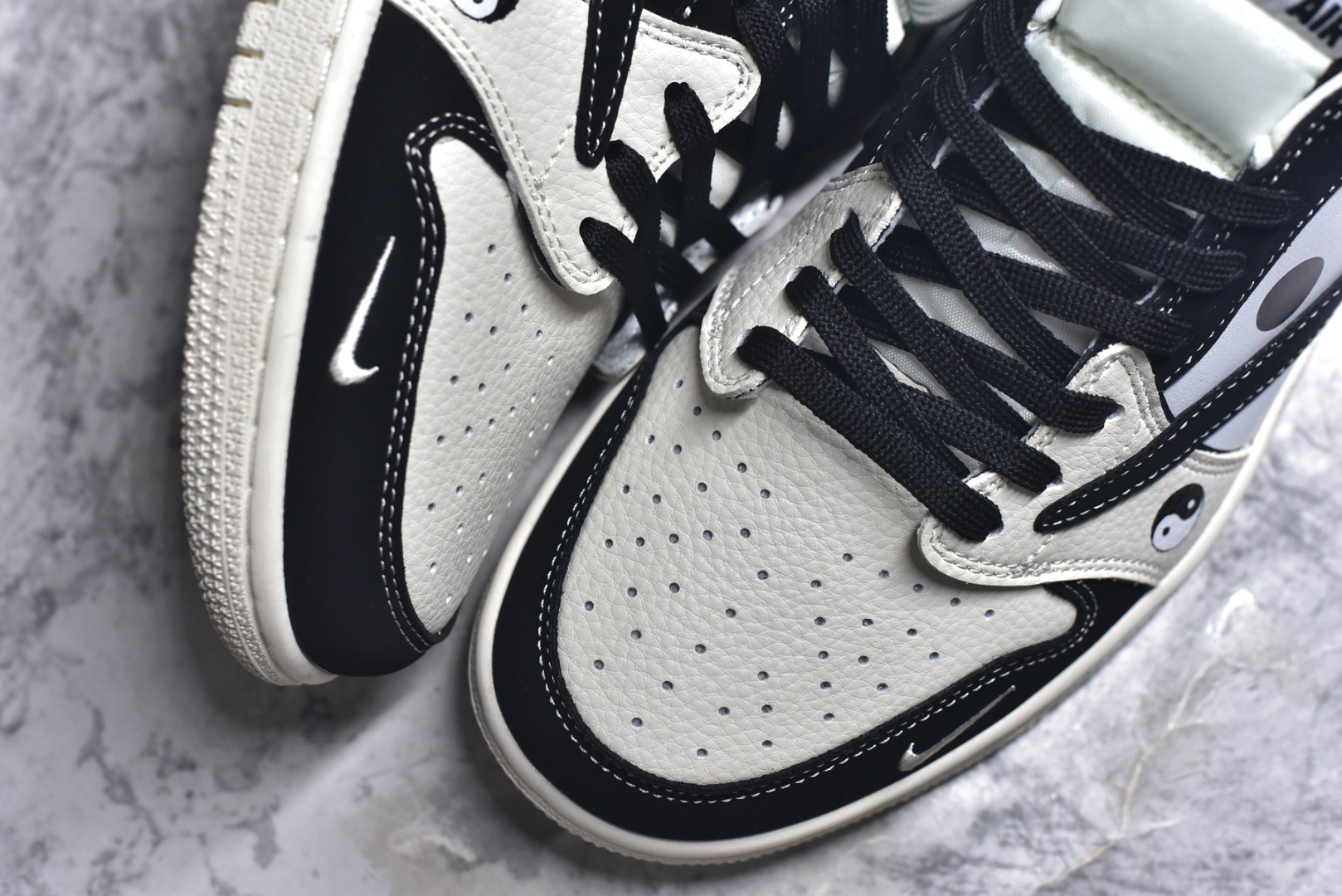 图片[8]-#海外爆款限量发售！ Travis Scott x Jordan 1 Low “克罗心联名——太极米白黑” 高端定制 乔丹倒勾低帮休闲板鞋 大厂纯原品质出货 纯正版型 定制鞋盒 皮料切割干净无任何毛边 细节完美 超高清洁度 货号：DD7866-104 尺码：36 36.5 37.5 38 38.5 39 40 40.5 41 42 42.5 43 44 44.5 45-选品中心