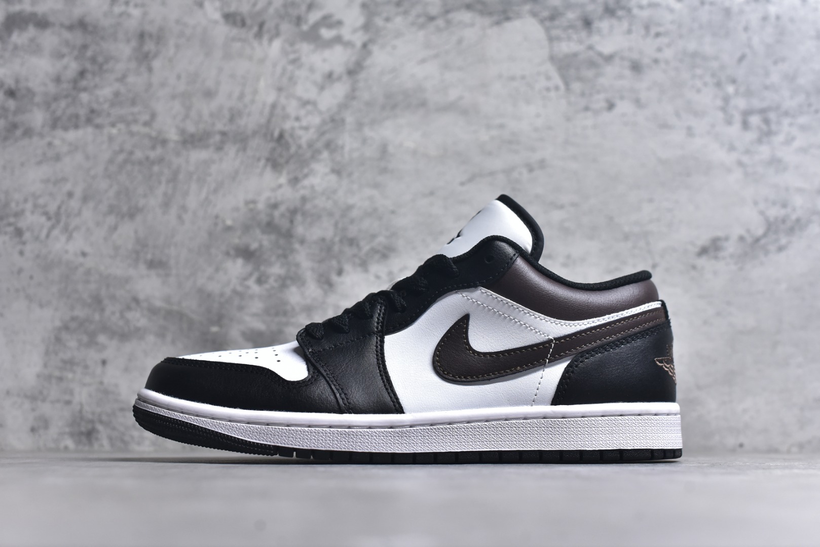 #Air Jordan AJ1 Low 低帮 IO3393-010 终端优势供应 市面中低帮最具代表性版本没有之一 口碑大厂出品 品控大底版型不断改良更新 全套原纸板楦头开发 确保原汁原味 完美呈现版型 完美零毛边处理 原厂内置全掌气垫 价格定位良心 平台专用代工流水线出品 一眼公司既视感 拿到手的一瞬间就与众不同 碾压市面所有版本 全部原鞋开发 每一个配色都会采购原鞋确认细节 打破市面看图做货无好货之说 尺码:35.5 36 36.5 37.5 38 38.5 39 40 40.5 41 42 42.5 43 44 44.5 45 46-选品中心