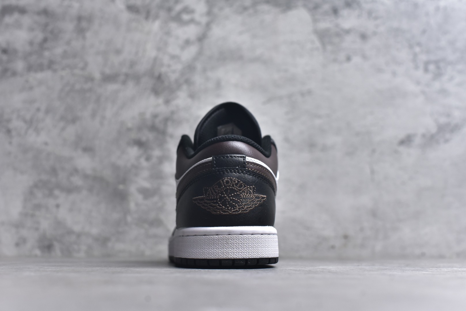 图片[5]-#Air Jordan AJ1 Low 低帮 IO3393-010 终端优势供应 市面中低帮最具代表性版本没有之一 口碑大厂出品 品控大底版型不断改良更新 全套原纸板楦头开发 确保原汁原味 完美呈现版型 完美零毛边处理 原厂内置全掌气垫 价格定位良心 平台专用代工流水线出品 一眼公司既视感 拿到手的一瞬间就与众不同 碾压市面所有版本 全部原鞋开发 每一个配色都会采购原鞋确认细节 打破市面看图做货无好货之说 尺码：35.5 36 36.5 37.5 38 38.5 39 40 40.5 41 42 42.5 43 44 44.5 45 46-选品中心