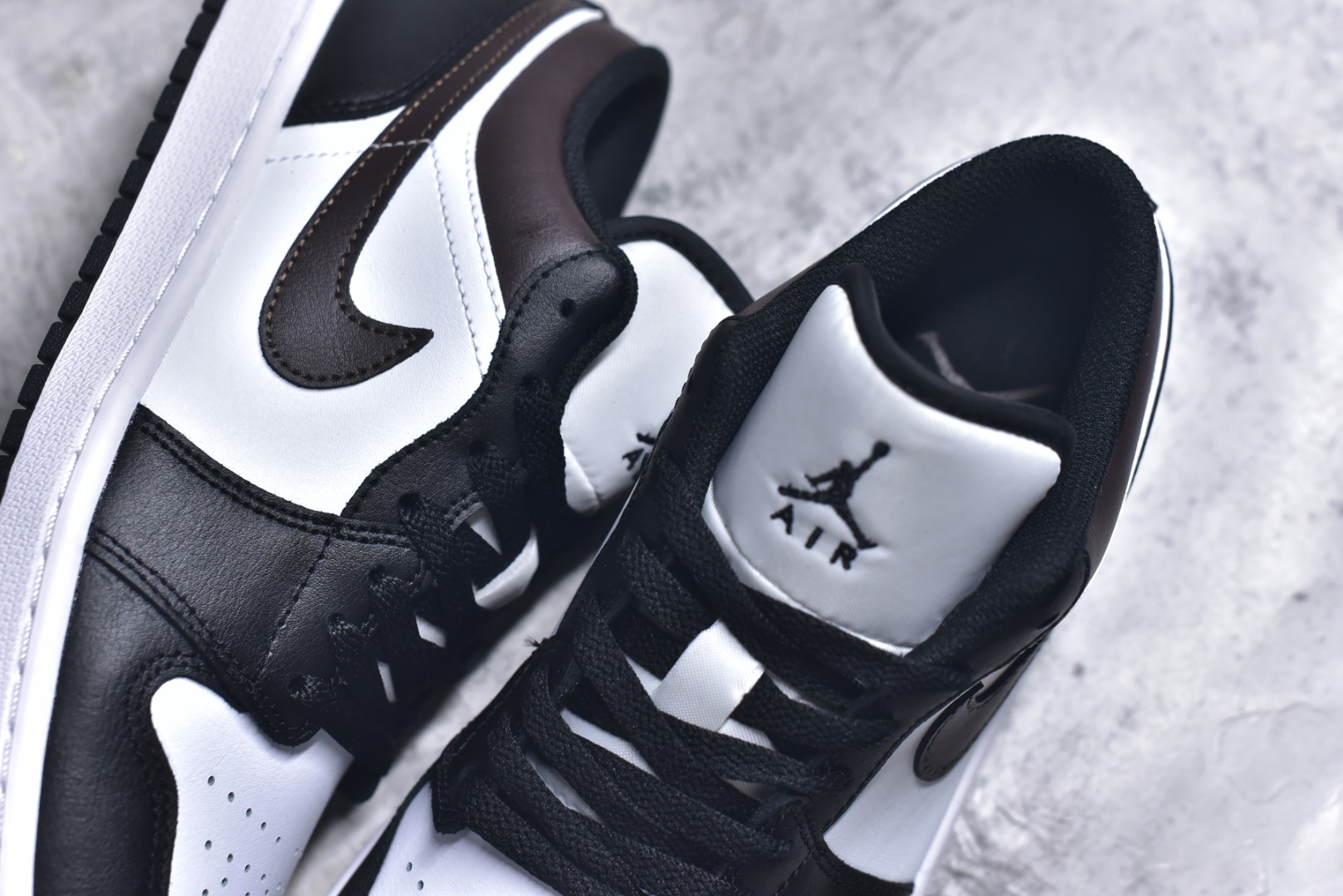 图片[9]-#Air Jordan AJ1 Low 低帮 IO3393-010 终端优势供应 市面中低帮最具代表性版本没有之一 口碑大厂出品 品控大底版型不断改良更新 全套原纸板楦头开发 确保原汁原味 完美呈现版型 完美零毛边处理 原厂内置全掌气垫 价格定位良心 平台专用代工流水线出品 一眼公司既视感 拿到手的一瞬间就与众不同 碾压市面所有版本 全部原鞋开发 每一个配色都会采购原鞋确认细节 打破市面看图做货无好货之说 尺码：35.5 36 36.5 37.5 38 38.5 39 40 40.5 41 42 42.5 43 44 44.5 45 46-选品中心