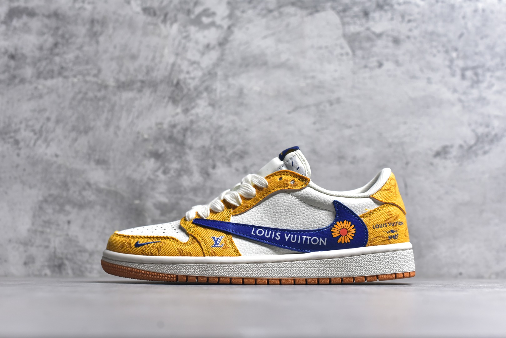 #Travis Scott x Fragment Design x Air Jordan 1 Low OG SP AJ1 乔1联名 黄蓝小雏菊 低帮文化休闲板鞋 DZ2688-001 #多方联名合作融合了Travis Scott 独特的音乐风格,藤原浩个性的设计风格以及Jordan品牌的经典元素 使其成为一双具有独特身份和价值的鞋子 清新而立体的外观加上联名标识更突出了其独特身份 这种配色方案显示出活力和时尚感 在视觉上引人注目 鞋身的质感和细腻的细节处理使其显得高端而格调十足 这款“倒钩”联名是设计与创意完美结合 融合多方的个性风格是一款备受瞩目的潮流鞋款 尺码:36 36.5 37.5 38 38.5 39 40 40.5 41 42 42.5 43 44 44.5 45 9.E5-选品中心