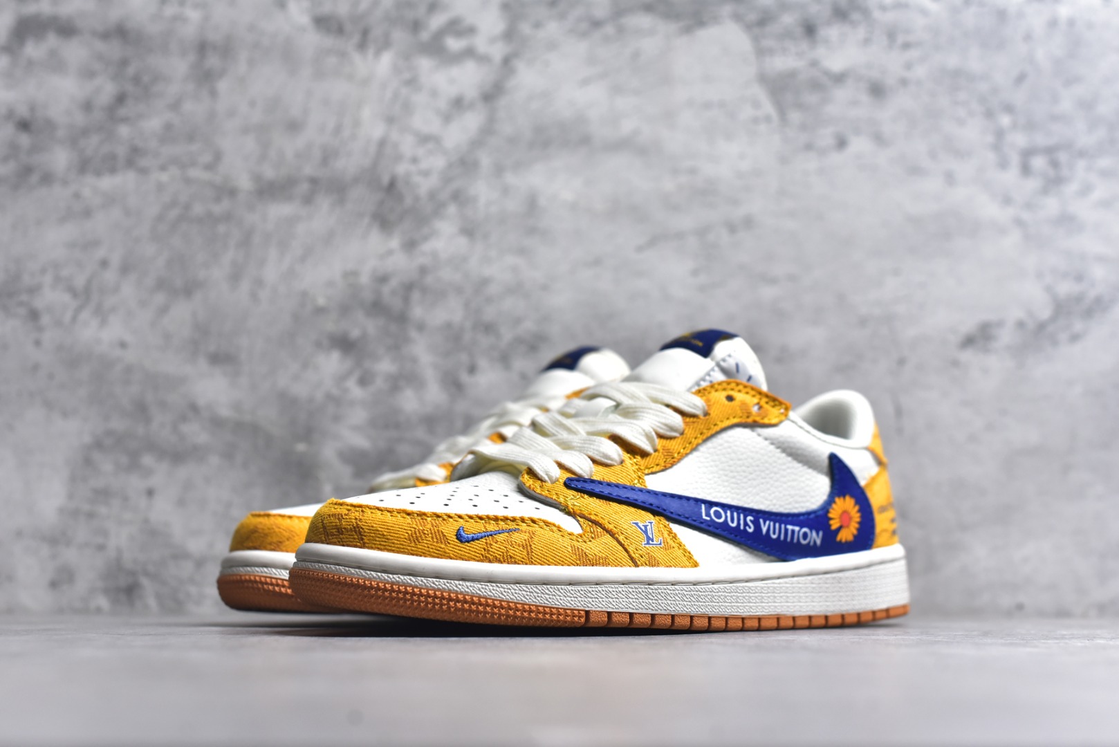 图片[2]-#Travis Scott x Fragment Design x Air Jordan 1 Low OG SP AJ1 乔1联名 黄蓝小雏菊 低帮文化休闲板鞋 DZ2688-001 #多方联名合作融合了Travis Scott 独特的音乐风格，藤原浩个性的设计风格以及Jordan品牌的经典元素 使其成为一双具有独特身份和价值的鞋子 清新而立体的外观加上联名标识更突出了其独特身份 这种配色方案显示出活力和时尚感 在视觉上引人注目 鞋身的质感和细腻的细节处理使其显得高端而格调十足 这款“倒钩”联名是设计与创意完美结合 融合多方的个性风格是一款备受瞩目的潮流鞋款 尺码：36 36.5 37.5 38 38.5 39 40 40.5 41 42 42.5 43 44 44.5 45 9.E5-选品中心