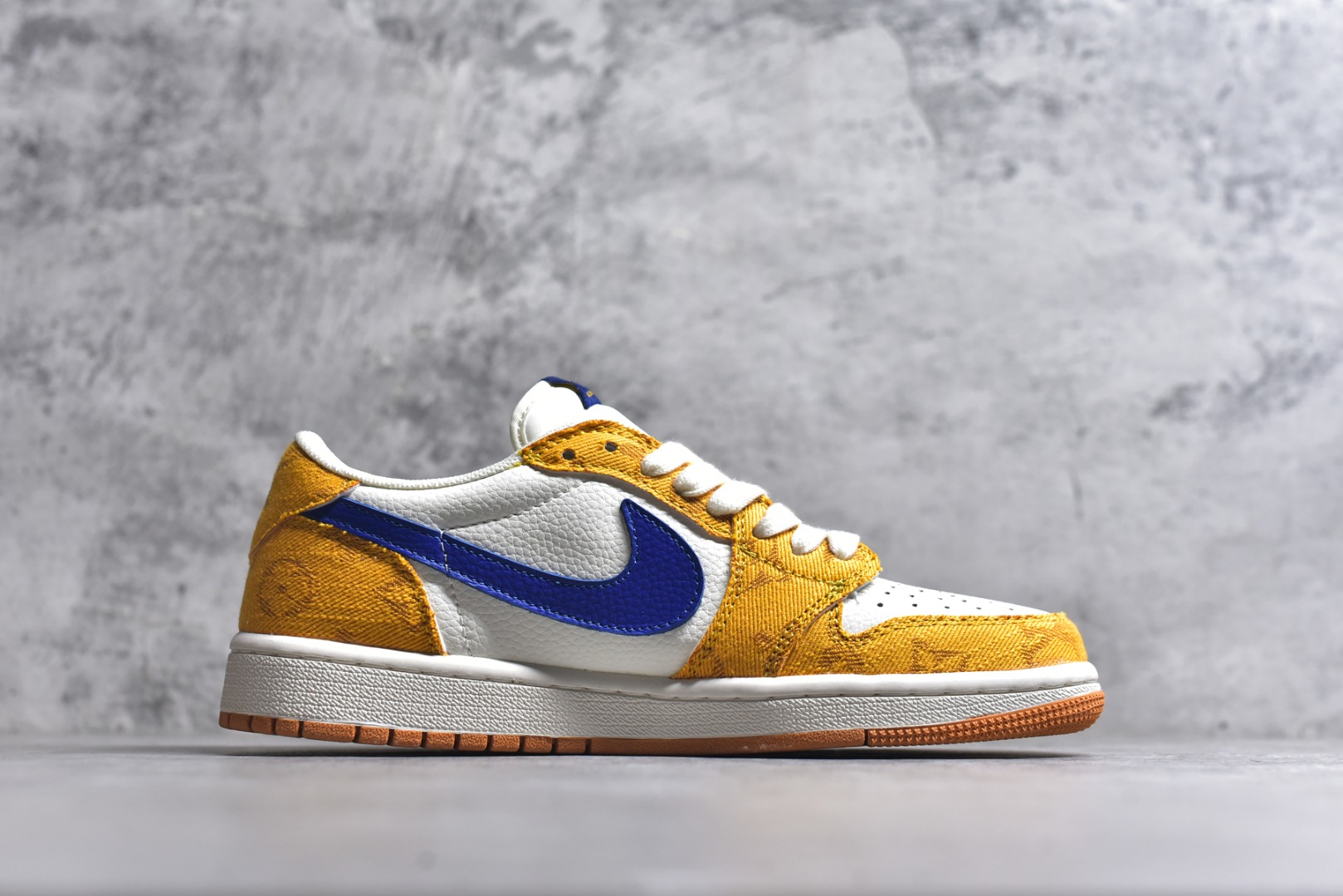 图片[3]-#Travis Scott x Fragment Design x Air Jordan 1 Low OG SP AJ1 乔1联名 黄蓝小雏菊 低帮文化休闲板鞋 DZ2688-001 #多方联名合作融合了Travis Scott 独特的音乐风格，藤原浩个性的设计风格以及Jordan品牌的经典元素 使其成为一双具有独特身份和价值的鞋子 清新而立体的外观加上联名标识更突出了其独特身份 这种配色方案显示出活力和时尚感 在视觉上引人注目 鞋身的质感和细腻的细节处理使其显得高端而格调十足 这款“倒钩”联名是设计与创意完美结合 融合多方的个性风格是一款备受瞩目的潮流鞋款 尺码：36 36.5 37.5 38 38.5 39 40 40.5 41 42 42.5 43 44 44.5 45 9.E5-选品中心
