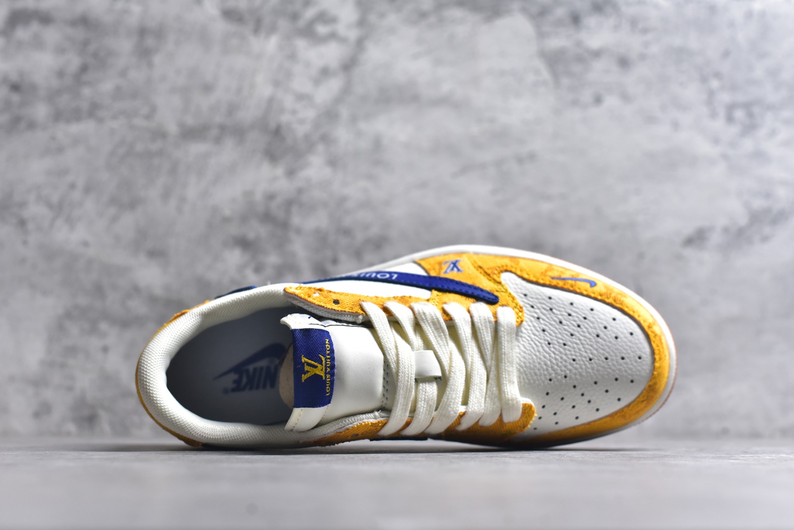 图片[4]-#Travis Scott x Fragment Design x Air Jordan 1 Low OG SP AJ1 乔1联名 黄蓝小雏菊 低帮文化休闲板鞋 DZ2688-001 #多方联名合作融合了Travis Scott 独特的音乐风格，藤原浩个性的设计风格以及Jordan品牌的经典元素 使其成为一双具有独特身份和价值的鞋子 清新而立体的外观加上联名标识更突出了其独特身份 这种配色方案显示出活力和时尚感 在视觉上引人注目 鞋身的质感和细腻的细节处理使其显得高端而格调十足 这款“倒钩”联名是设计与创意完美结合 融合多方的个性风格是一款备受瞩目的潮流鞋款 尺码：36 36.5 37.5 38 38.5 39 40 40.5 41 42 42.5 43 44 44.5 45 9.E5-选品中心