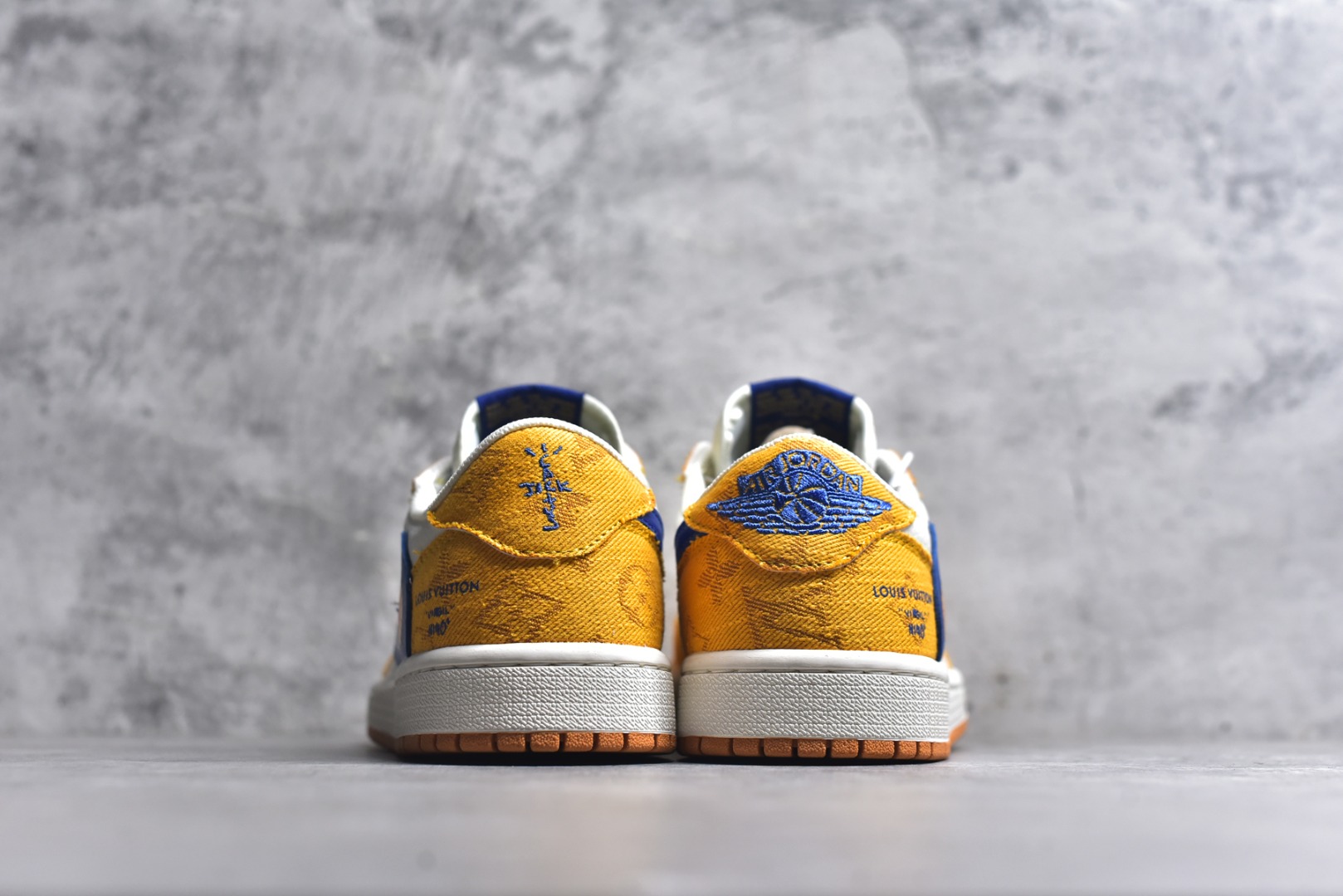 图片[5]-#Travis Scott x Fragment Design x Air Jordan 1 Low OG SP AJ1 乔1联名 黄蓝小雏菊 低帮文化休闲板鞋 DZ2688-001 #多方联名合作融合了Travis Scott 独特的音乐风格，藤原浩个性的设计风格以及Jordan品牌的经典元素 使其成为一双具有独特身份和价值的鞋子 清新而立体的外观加上联名标识更突出了其独特身份 这种配色方案显示出活力和时尚感 在视觉上引人注目 鞋身的质感和细腻的细节处理使其显得高端而格调十足 这款“倒钩”联名是设计与创意完美结合 融合多方的个性风格是一款备受瞩目的潮流鞋款 尺码：36 36.5 37.5 38 38.5 39 40 40.5 41 42 42.5 43 44 44.5 45 9.E5-选品中心