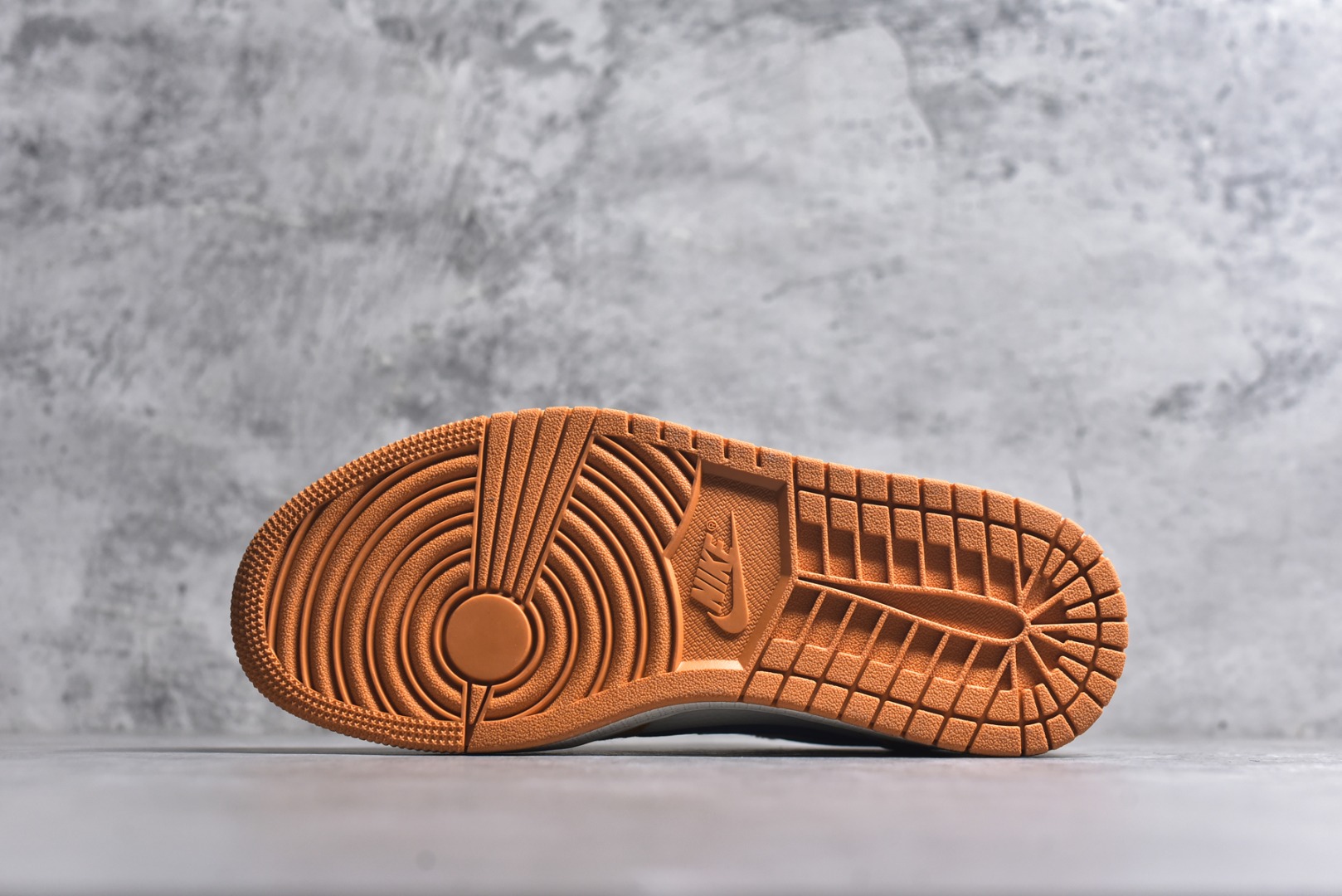 图片[6]-#Travis Scott x Fragment Design x Air Jordan 1 Low OG SP AJ1 乔1联名 黄蓝小雏菊 低帮文化休闲板鞋 DZ2688-001 #多方联名合作融合了Travis Scott 独特的音乐风格，藤原浩个性的设计风格以及Jordan品牌的经典元素 使其成为一双具有独特身份和价值的鞋子 清新而立体的外观加上联名标识更突出了其独特身份 这种配色方案显示出活力和时尚感 在视觉上引人注目 鞋身的质感和细腻的细节处理使其显得高端而格调十足 这款“倒钩”联名是设计与创意完美结合 融合多方的个性风格是一款备受瞩目的潮流鞋款 尺码：36 36.5 37.5 38 38.5 39 40 40.5 41 42 42.5 43 44 44.5 45 9.E5-选品中心