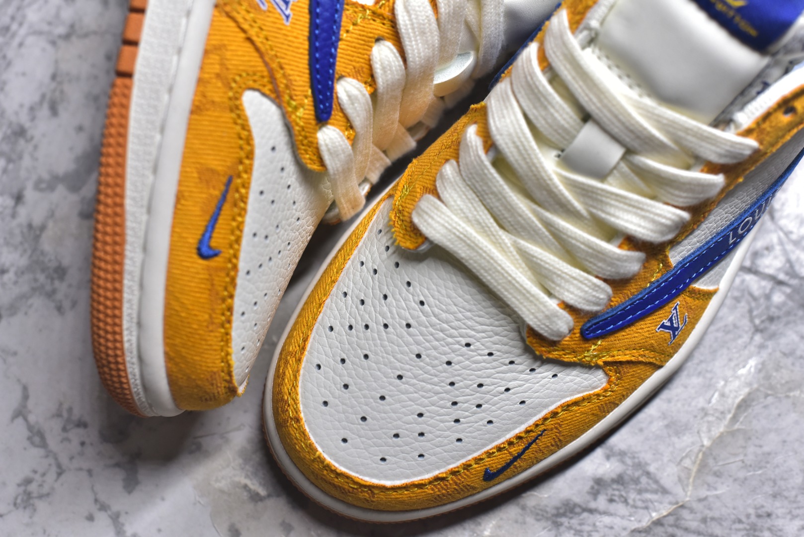 图片[8]-#Travis Scott x Fragment Design x Air Jordan 1 Low OG SP AJ1 乔1联名 黄蓝小雏菊 低帮文化休闲板鞋 DZ2688-001 #多方联名合作融合了Travis Scott 独特的音乐风格，藤原浩个性的设计风格以及Jordan品牌的经典元素 使其成为一双具有独特身份和价值的鞋子 清新而立体的外观加上联名标识更突出了其独特身份 这种配色方案显示出活力和时尚感 在视觉上引人注目 鞋身的质感和细腻的细节处理使其显得高端而格调十足 这款“倒钩”联名是设计与创意完美结合 融合多方的个性风格是一款备受瞩目的潮流鞋款 尺码：36 36.5 37.5 38 38.5 39 40 40.5 41 42 42.5 43 44 44.5 45 9.E5-选品中心