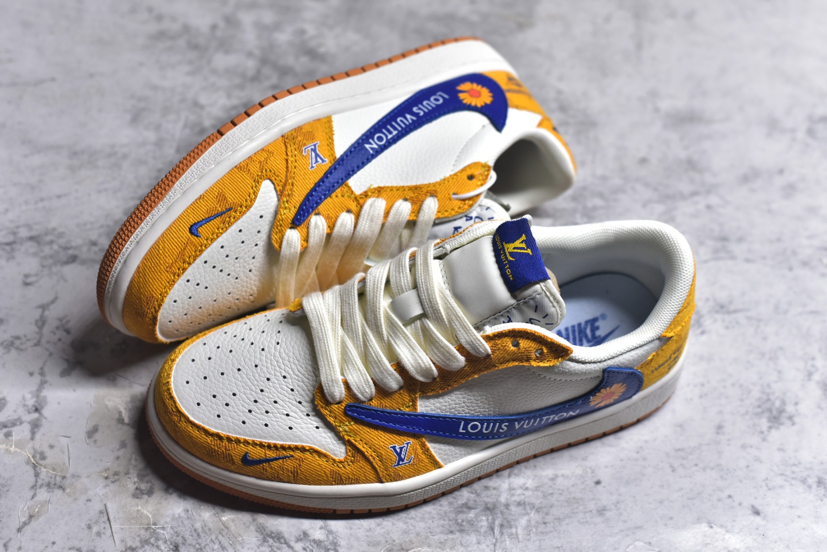 图片[7]-#Travis Scott x Fragment Design x Air Jordan 1 Low OG SP AJ1 乔1联名 黄蓝小雏菊 低帮文化休闲板鞋 DZ2688-001 #多方联名合作融合了Travis Scott 独特的音乐风格，藤原浩个性的设计风格以及Jordan品牌的经典元素 使其成为一双具有独特身份和价值的鞋子 清新而立体的外观加上联名标识更突出了其独特身份 这种配色方案显示出活力和时尚感 在视觉上引人注目 鞋身的质感和细腻的细节处理使其显得高端而格调十足 这款“倒钩”联名是设计与创意完美结合 融合多方的个性风格是一款备受瞩目的潮流鞋款 尺码：36 36.5 37.5 38 38.5 39 40 40.5 41 42 42.5 43 44 44.5 45 9.E5-选品中心