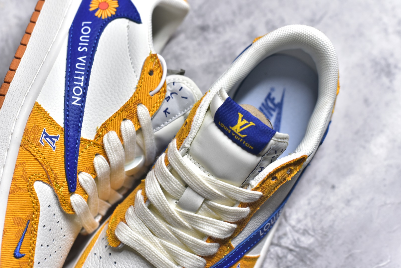 图片[9]-#Travis Scott x Fragment Design x Air Jordan 1 Low OG SP AJ1 乔1联名 黄蓝小雏菊 低帮文化休闲板鞋 DZ2688-001 #多方联名合作融合了Travis Scott 独特的音乐风格，藤原浩个性的设计风格以及Jordan品牌的经典元素 使其成为一双具有独特身份和价值的鞋子 清新而立体的外观加上联名标识更突出了其独特身份 这种配色方案显示出活力和时尚感 在视觉上引人注目 鞋身的质感和细腻的细节处理使其显得高端而格调十足 这款“倒钩”联名是设计与创意完美结合 融合多方的个性风格是一款备受瞩目的潮流鞋款 尺码：36 36.5 37.5 38 38.5 39 40 40.5 41 42 42.5 43 44 44.5 45 9.E5-选品中心