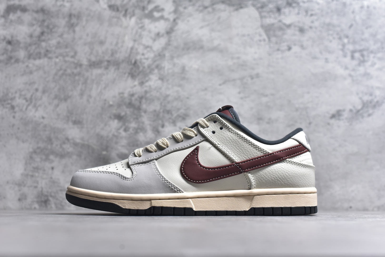 #Nike Dunk SB Low 耐克 SB 低帮 奶白红棕 舒适百搭防滑耐磨低邦休闲板鞋 鞋款整体以奶白色皮革打造搭配白色皮革框架覆盖层,营造出层次分明的质感,尽显复古韵味;鞋身两侧Swoosh Logo采用红棕色点缀,鞋舌上Nike Swoosh Logos则以白色妆点,简约而不失格调;后跟Nike字样则以银色烫印示人,最后以奶b白色中底搭配黑色橡胶外底完善整体设计收尾,整体复古氛围感直接拉满。 货号:IM6670-202 尺码:36 36.5 37.5 38 38.5 39 40 40.5 41 42 42.5 43 44 44.5 45 46-选品中心