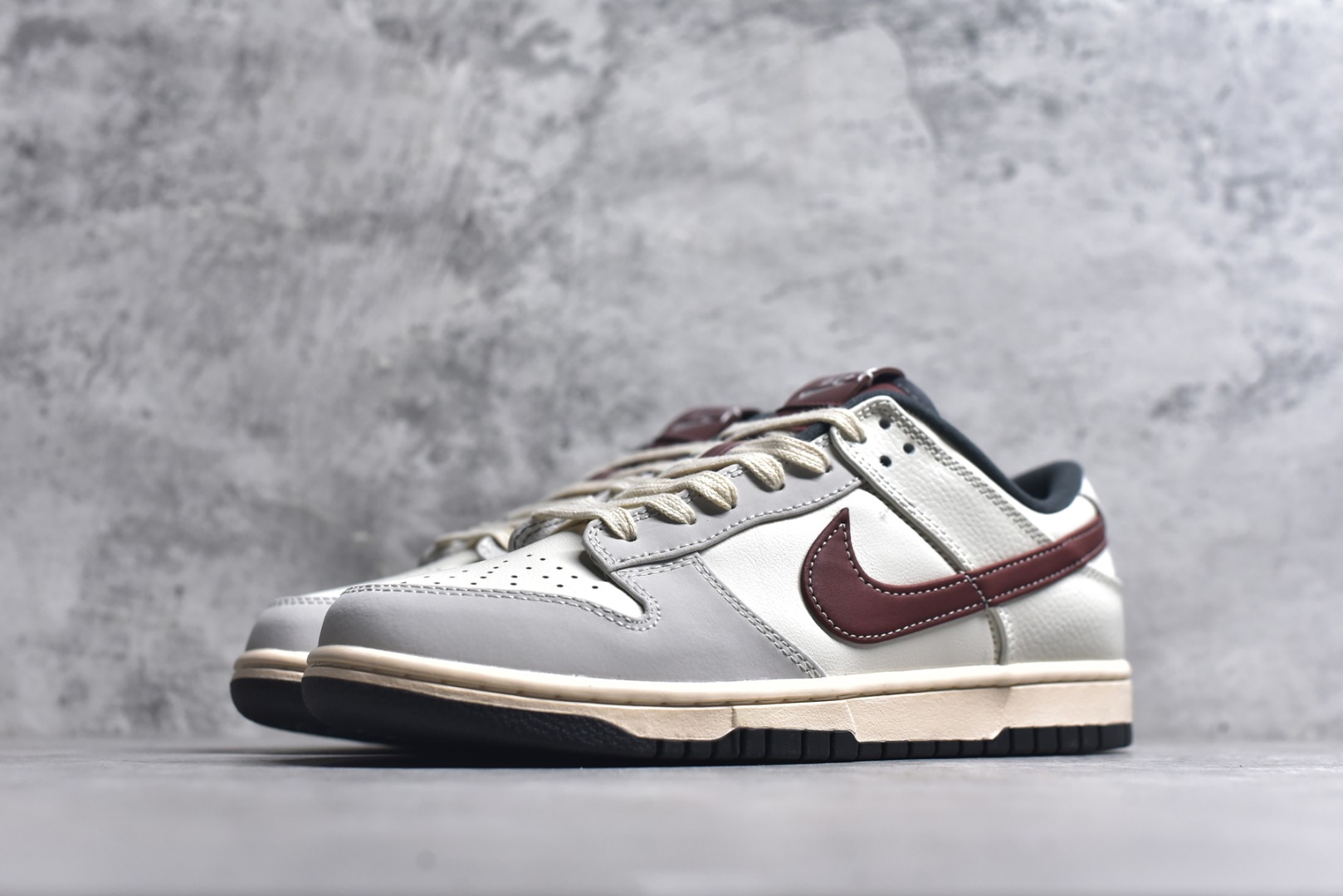 图片[2]-#Nike Dunk SB Low 耐克 SB 低帮 奶白红棕 舒适百搭防滑耐磨低邦休闲板鞋 鞋款整体以奶白色皮革打造搭配白色皮革框架覆盖层，营造出层次分明的质感，尽显复古韵味；鞋身两侧Swoosh Logo采用红棕色点缀，鞋舌上Nike Swoosh Logos则以白色妆点，简约而不失格调；后跟Nike字样则以银色烫印示人，最后以奶b白色中底搭配黑色橡胶外底完善整体设计收尾，整体复古氛围感直接拉满。 货号：IM6670-202 尺码：36 36.5 37.5 38 38.5 39 40 40.5 41 42 42.5 43 44 44.5 45 46-选品中心