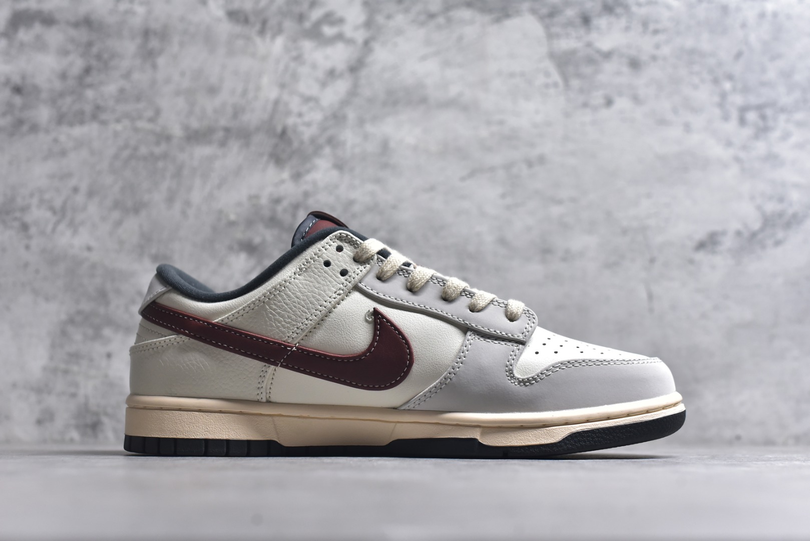 图片[3]-#Nike Dunk SB Low 耐克 SB 低帮 奶白红棕 舒适百搭防滑耐磨低邦休闲板鞋 鞋款整体以奶白色皮革打造搭配白色皮革框架覆盖层，营造出层次分明的质感，尽显复古韵味；鞋身两侧Swoosh Logo采用红棕色点缀，鞋舌上Nike Swoosh Logos则以白色妆点，简约而不失格调；后跟Nike字样则以银色烫印示人，最后以奶b白色中底搭配黑色橡胶外底完善整体设计收尾，整体复古氛围感直接拉满。 货号：IM6670-202 尺码：36 36.5 37.5 38 38.5 39 40 40.5 41 42 42.5 43 44 44.5 45 46-选品中心