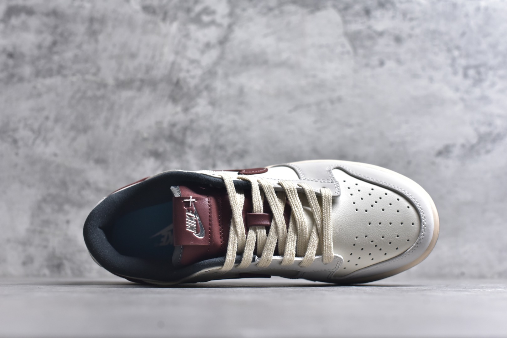 图片[4]-#Nike Dunk SB Low 耐克 SB 低帮 奶白红棕 舒适百搭防滑耐磨低邦休闲板鞋 鞋款整体以奶白色皮革打造搭配白色皮革框架覆盖层，营造出层次分明的质感，尽显复古韵味；鞋身两侧Swoosh Logo采用红棕色点缀，鞋舌上Nike Swoosh Logos则以白色妆点，简约而不失格调；后跟Nike字样则以银色烫印示人，最后以奶b白色中底搭配黑色橡胶外底完善整体设计收尾，整体复古氛围感直接拉满。 货号：IM6670-202 尺码：36 36.5 37.5 38 38.5 39 40 40.5 41 42 42.5 43 44 44.5 45 46-选品中心