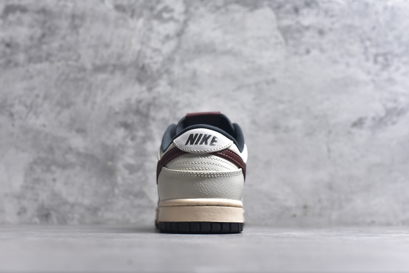 图片[5]-#Nike Dunk SB Low 耐克 SB 低帮 奶白红棕 舒适百搭防滑耐磨低邦休闲板鞋 鞋款整体以奶白色皮革打造搭配白色皮革框架覆盖层，营造出层次分明的质感，尽显复古韵味；鞋身两侧Swoosh Logo采用红棕色点缀，鞋舌上Nike Swoosh Logos则以白色妆点，简约而不失格调；后跟Nike字样则以银色烫印示人，最后以奶b白色中底搭配黑色橡胶外底完善整体设计收尾，整体复古氛围感直接拉满。 货号：IM6670-202 尺码：36 36.5 37.5 38 38.5 39 40 40.5 41 42 42.5 43 44 44.5 45 46-选品中心