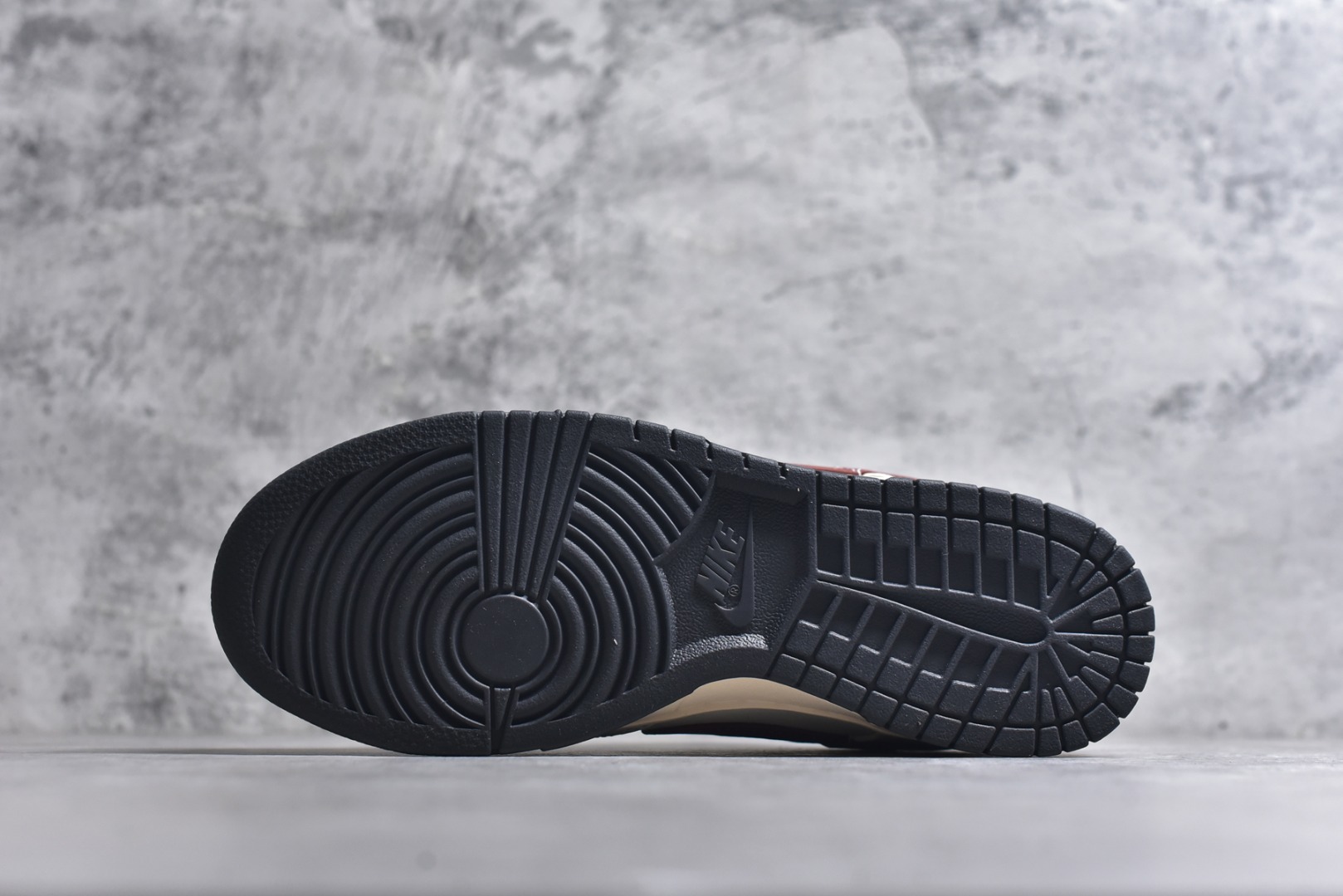 图片[6]-#Nike Dunk SB Low 耐克 SB 低帮 奶白红棕 舒适百搭防滑耐磨低邦休闲板鞋 鞋款整体以奶白色皮革打造搭配白色皮革框架覆盖层，营造出层次分明的质感，尽显复古韵味；鞋身两侧Swoosh Logo采用红棕色点缀，鞋舌上Nike Swoosh Logos则以白色妆点，简约而不失格调；后跟Nike字样则以银色烫印示人，最后以奶b白色中底搭配黑色橡胶外底完善整体设计收尾，整体复古氛围感直接拉满。 货号：IM6670-202 尺码：36 36.5 37.5 38 38.5 39 40 40.5 41 42 42.5 43 44 44.5 45 46-选品中心