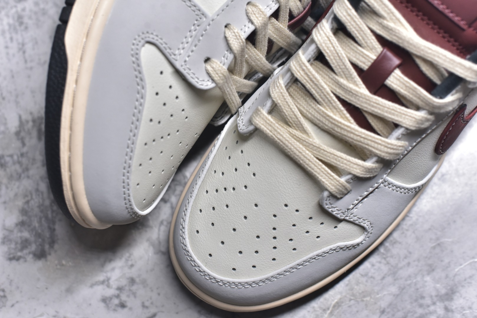 图片[8]-#Nike Dunk SB Low 耐克 SB 低帮 奶白红棕 舒适百搭防滑耐磨低邦休闲板鞋 鞋款整体以奶白色皮革打造搭配白色皮革框架覆盖层，营造出层次分明的质感，尽显复古韵味；鞋身两侧Swoosh Logo采用红棕色点缀，鞋舌上Nike Swoosh Logos则以白色妆点，简约而不失格调；后跟Nike字样则以银色烫印示人，最后以奶b白色中底搭配黑色橡胶外底完善整体设计收尾，整体复古氛围感直接拉满。 货号：IM6670-202 尺码：36 36.5 37.5 38 38.5 39 40 40.5 41 42 42.5 43 44 44.5 45 46-选品中心