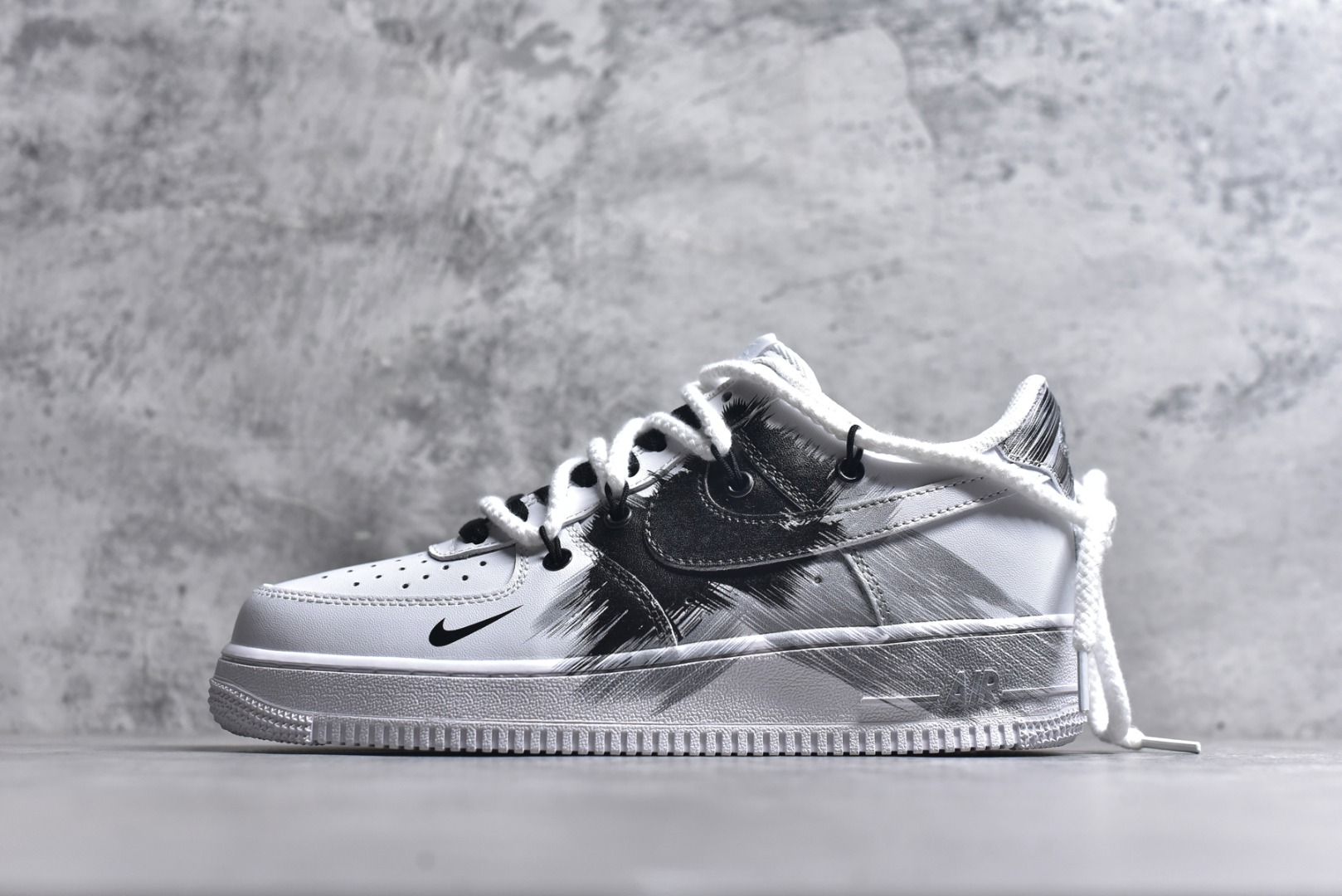 #Nk Air Force 1\’07 Low 风暴涂鸦 空军一号低帮休闲板鞋 DD2024-010 #设计灵感来源于风暴,全鞋以黑白灰为主色调,通过纯手绘在鞋面上实现了类似刷漆的涂鸦效果,搭配解构风双鞋带,潮流属性爆表! 尺码:36 36.5 37.5 38 38.5 39 40 40.5 41 42 42.5 43 44 44.5 45 9.D4-选品中心