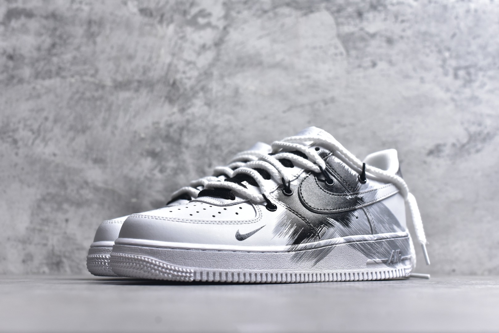 图片[2]-#Nk Air Force 1\’07 Low 风暴涂鸦 空军一号低帮休闲板鞋 DD2024-010 #设计灵感来源于风暴，全鞋以黑白灰为主色调，通过纯手绘在鞋面上实现了类似刷漆的涂鸦效果，搭配解构风双鞋带，潮流属性爆表! 尺码：36 36.5 37.5 38 38.5 39 40 40.5 41 42 42.5 43 44 44.5 45 9.D4-选品中心