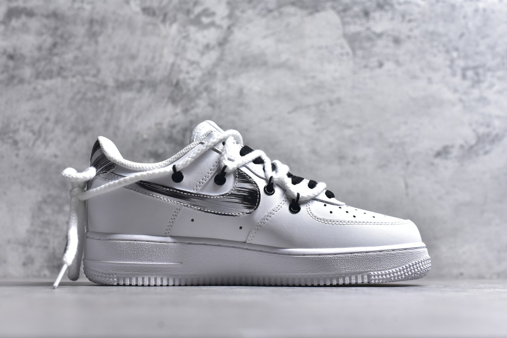 图片[3]-#Nk Air Force 1\’07 Low 风暴涂鸦 空军一号低帮休闲板鞋 DD2024-010 #设计灵感来源于风暴，全鞋以黑白灰为主色调，通过纯手绘在鞋面上实现了类似刷漆的涂鸦效果，搭配解构风双鞋带，潮流属性爆表! 尺码：36 36.5 37.5 38 38.5 39 40 40.5 41 42 42.5 43 44 44.5 45 9.D4-选品中心
