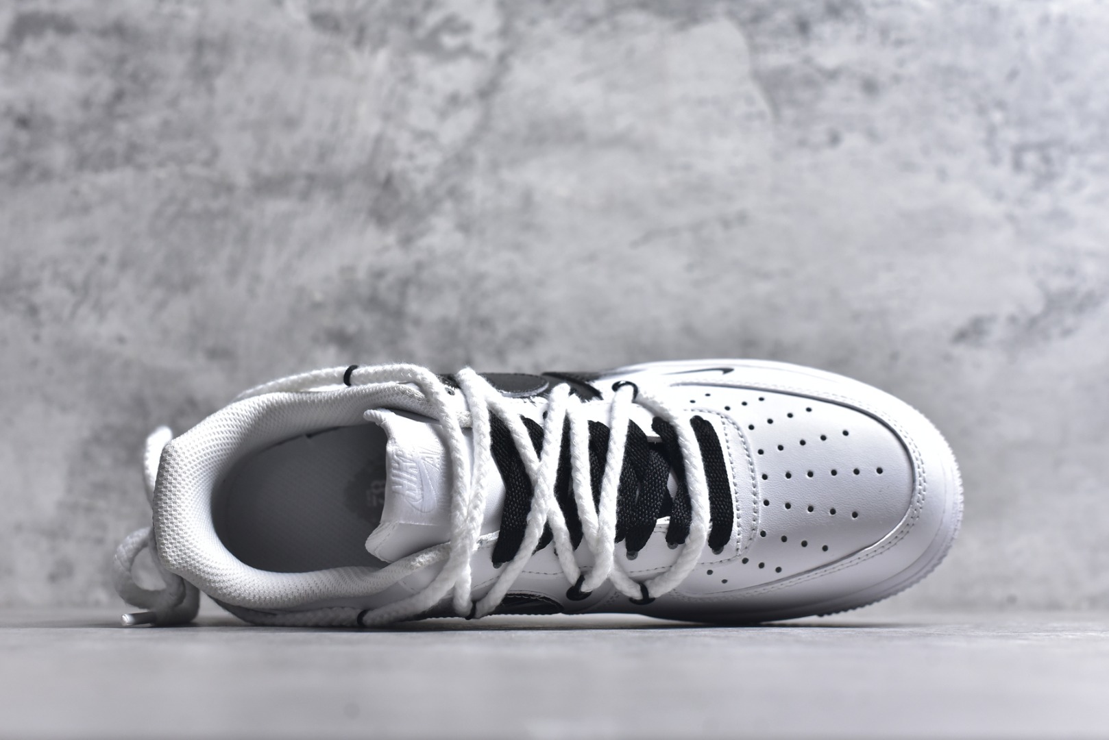 图片[4]-#Nk Air Force 1\’07 Low 风暴涂鸦 空军一号低帮休闲板鞋 DD2024-010 #设计灵感来源于风暴，全鞋以黑白灰为主色调，通过纯手绘在鞋面上实现了类似刷漆的涂鸦效果，搭配解构风双鞋带，潮流属性爆表! 尺码：36 36.5 37.5 38 38.5 39 40 40.5 41 42 42.5 43 44 44.5 45 9.D4-选品中心