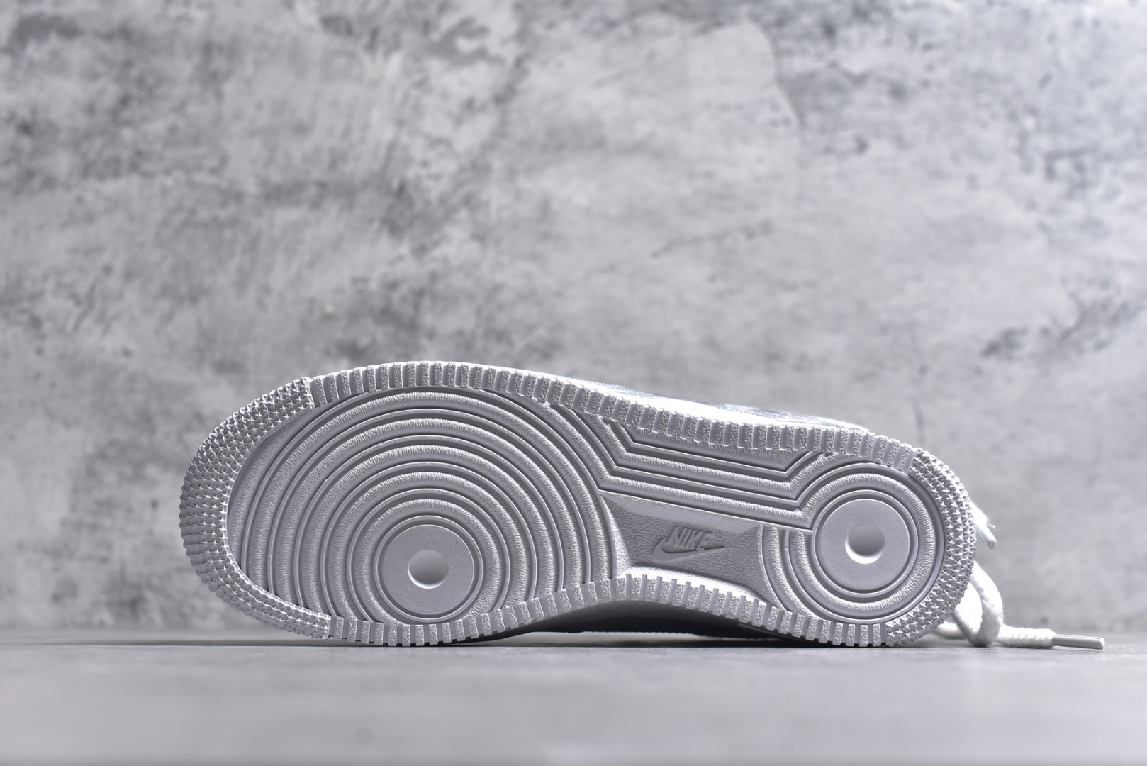 图片[6]-#Nk Air Force 1\’07 Low 风暴涂鸦 空军一号低帮休闲板鞋 DD2024-010 #设计灵感来源于风暴，全鞋以黑白灰为主色调，通过纯手绘在鞋面上实现了类似刷漆的涂鸦效果，搭配解构风双鞋带，潮流属性爆表! 尺码：36 36.5 37.5 38 38.5 39 40 40.5 41 42 42.5 43 44 44.5 45 9.D4-选品中心