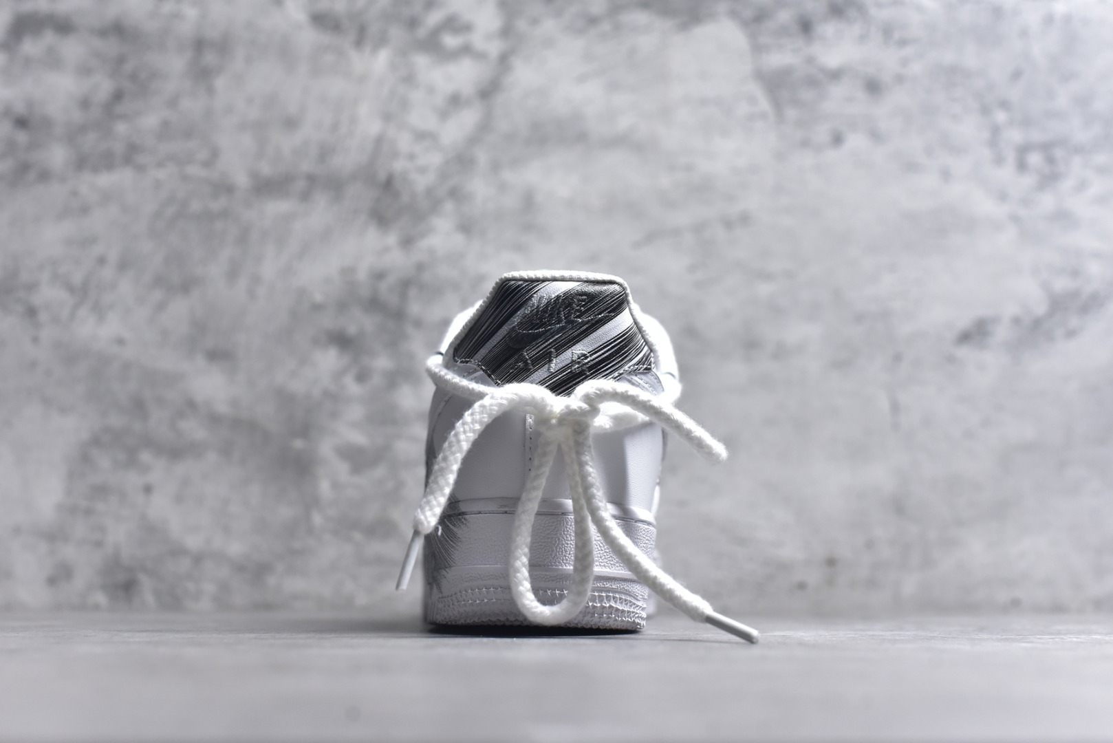 图片[5]-#Nk Air Force 1\’07 Low 风暴涂鸦 空军一号低帮休闲板鞋 DD2024-010 #设计灵感来源于风暴，全鞋以黑白灰为主色调，通过纯手绘在鞋面上实现了类似刷漆的涂鸦效果，搭配解构风双鞋带，潮流属性爆表! 尺码：36 36.5 37.5 38 38.5 39 40 40.5 41 42 42.5 43 44 44.5 45 9.D4-选品中心