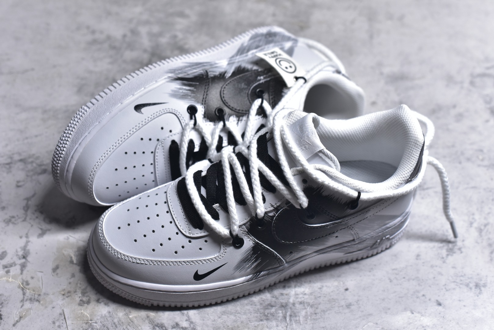 图片[7]-#Nk Air Force 1\’07 Low 风暴涂鸦 空军一号低帮休闲板鞋 DD2024-010 #设计灵感来源于风暴，全鞋以黑白灰为主色调，通过纯手绘在鞋面上实现了类似刷漆的涂鸦效果，搭配解构风双鞋带，潮流属性爆表! 尺码：36 36.5 37.5 38 38.5 39 40 40.5 41 42 42.5 43 44 44.5 45 9.D4-选品中心